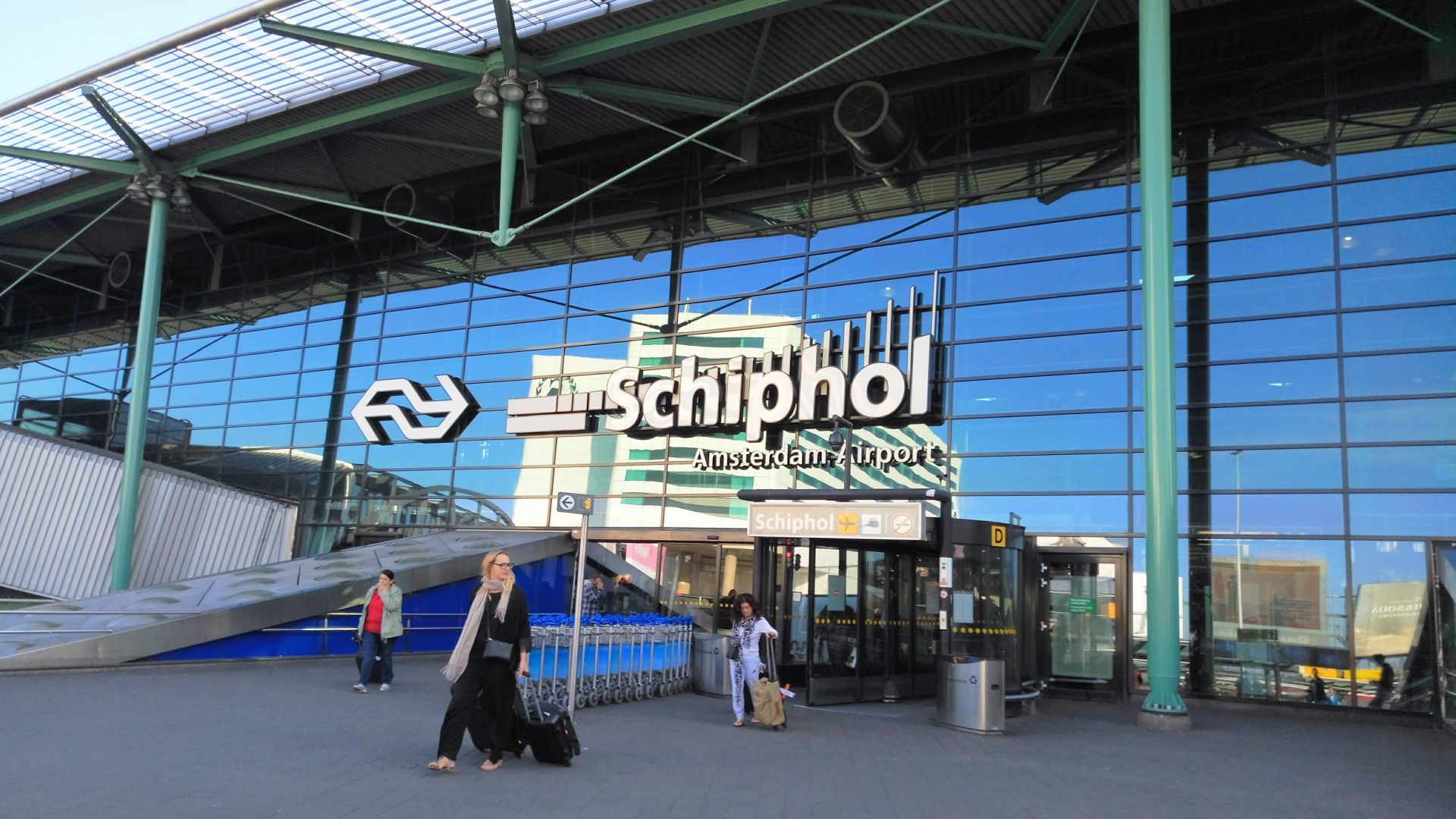 File:Amsterdam Schiphol Airport entry.jpg