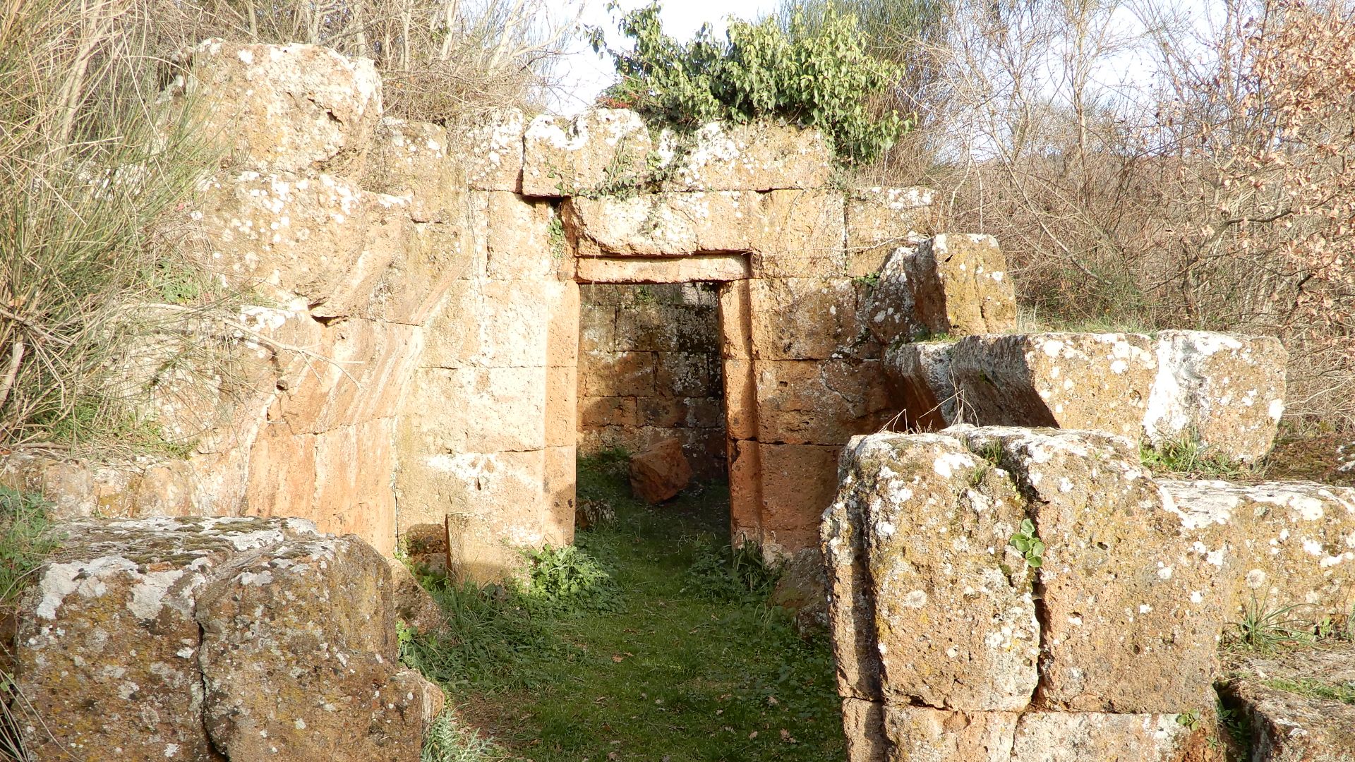 File:Etruscan tomb Cuccumella - Marturanum Natural Park Italy.jpg