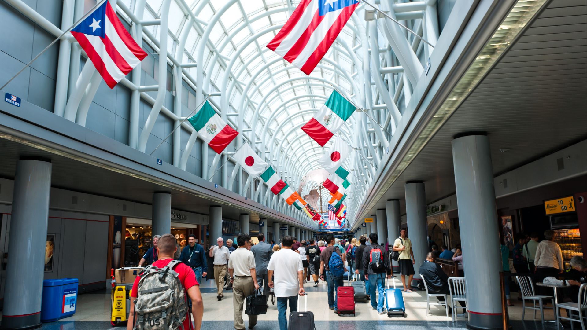 File:Chicago O'Hare International airport hallway.jpg