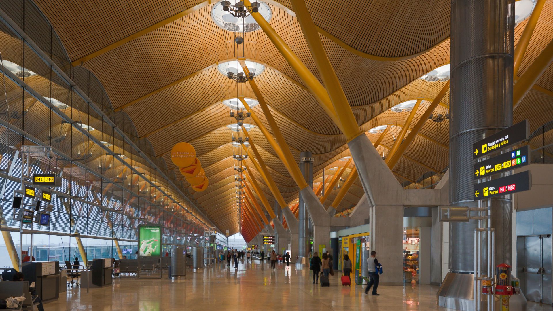 File:Terminal 4 del aeropuerto de Madrid-Barajas, España, 2013-01-09, DD 05.jpg