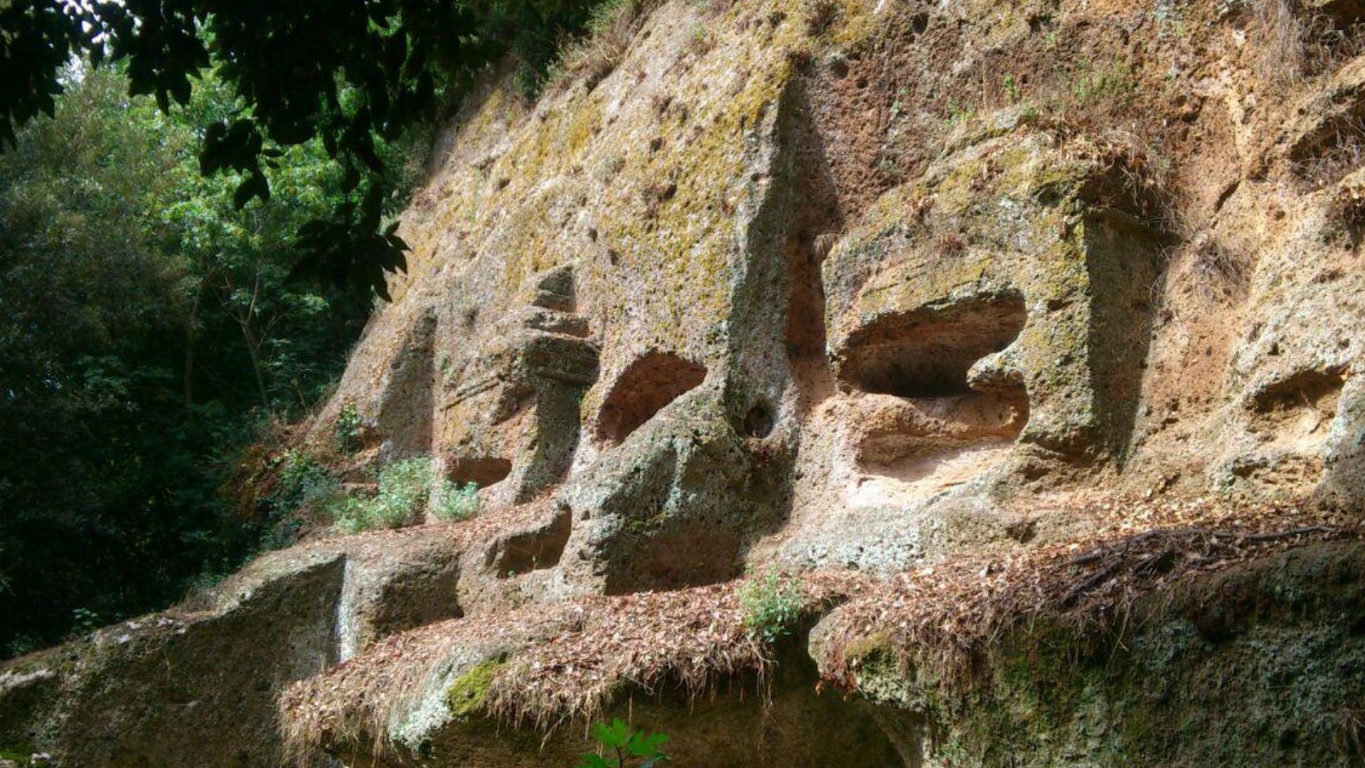 File:Necropoli etrusca sovana.jpg