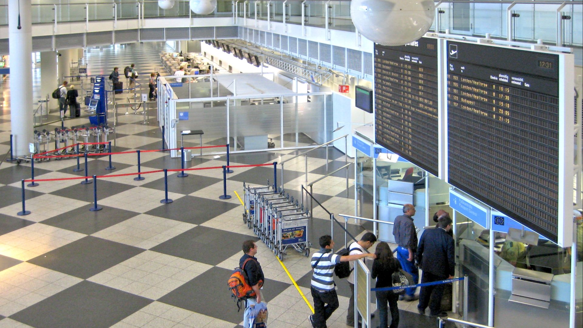 File:Munich Airport T1 L4 B departures.jpg