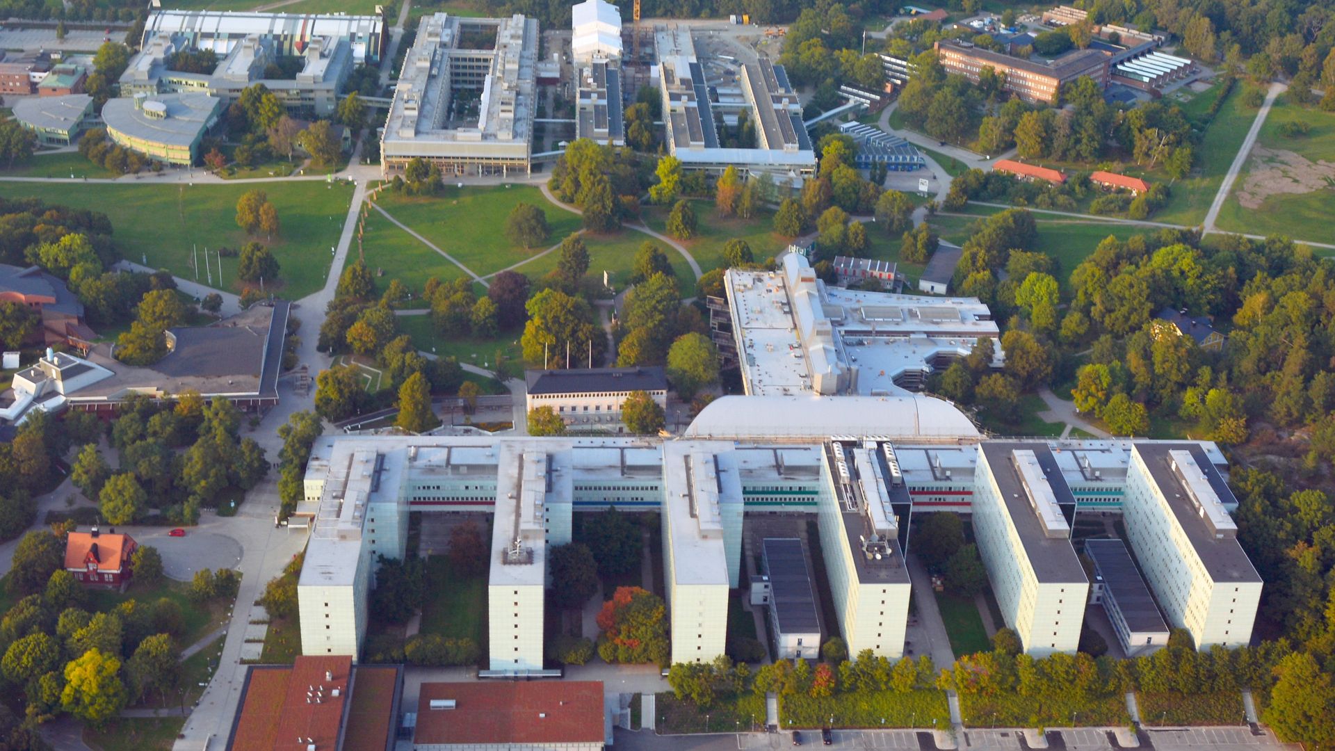 File:Stockholms universitet, flygfoto 2014-09-20.jpg