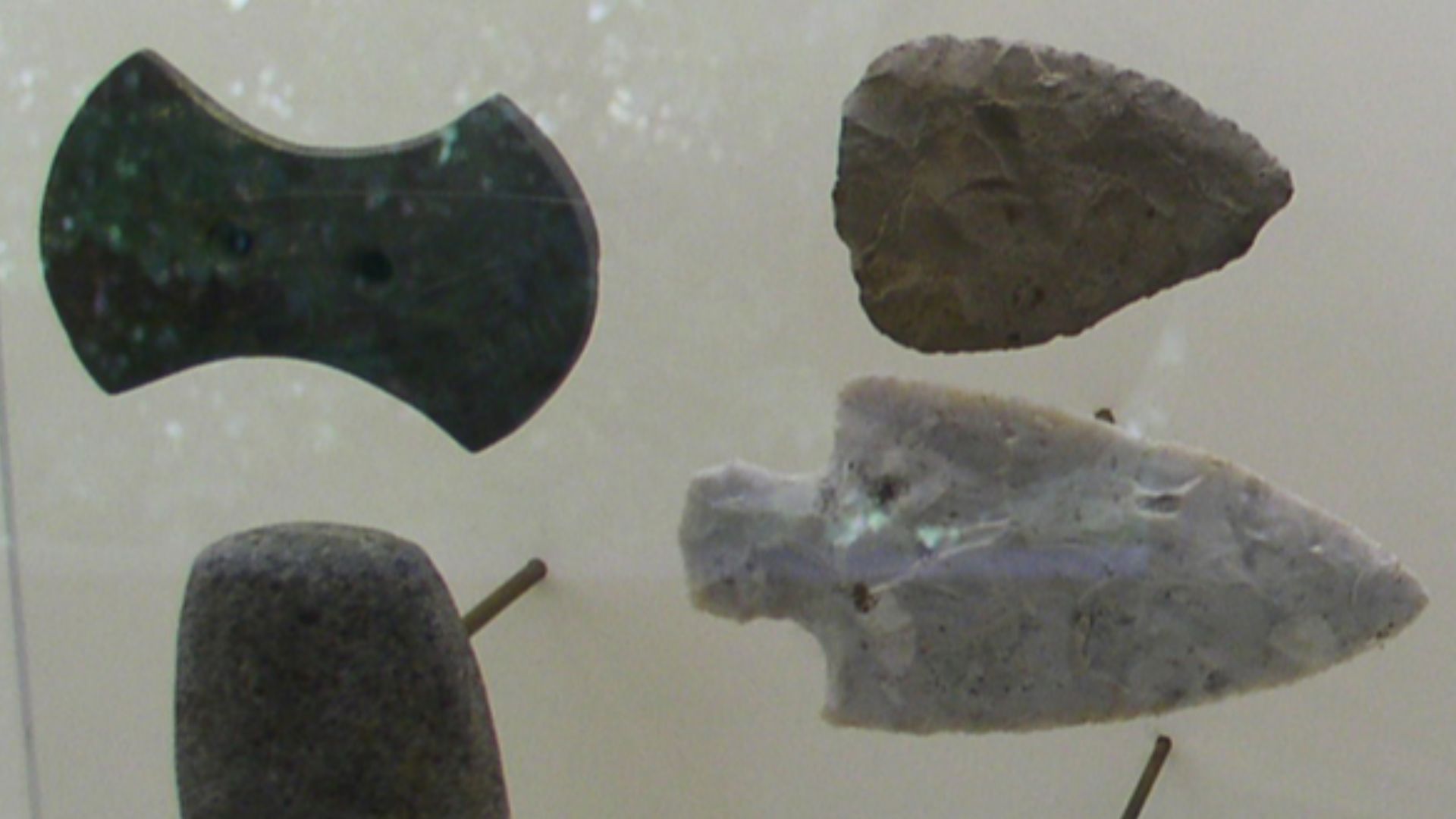 File:Adena SerpMd gorget points HRoe 2009.jpg