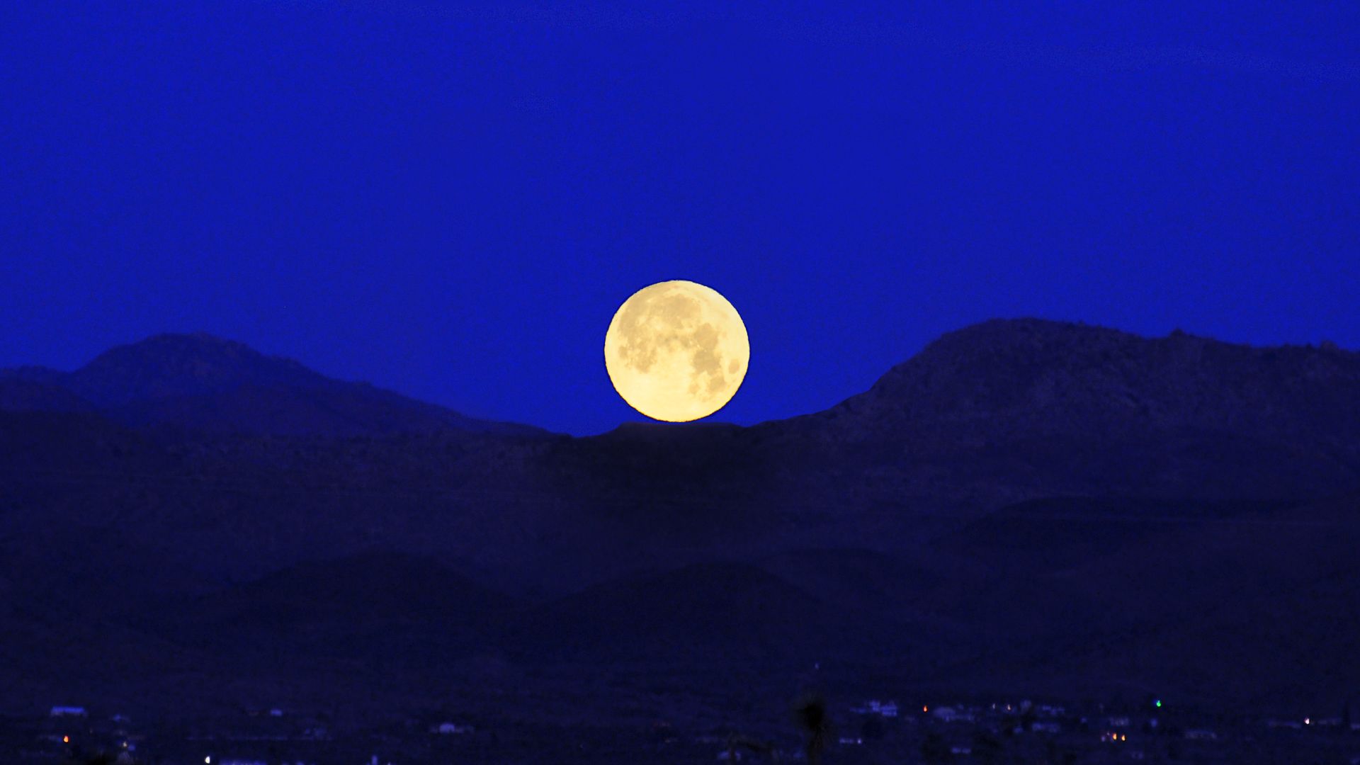 File:Early Morning Moonset.jpg