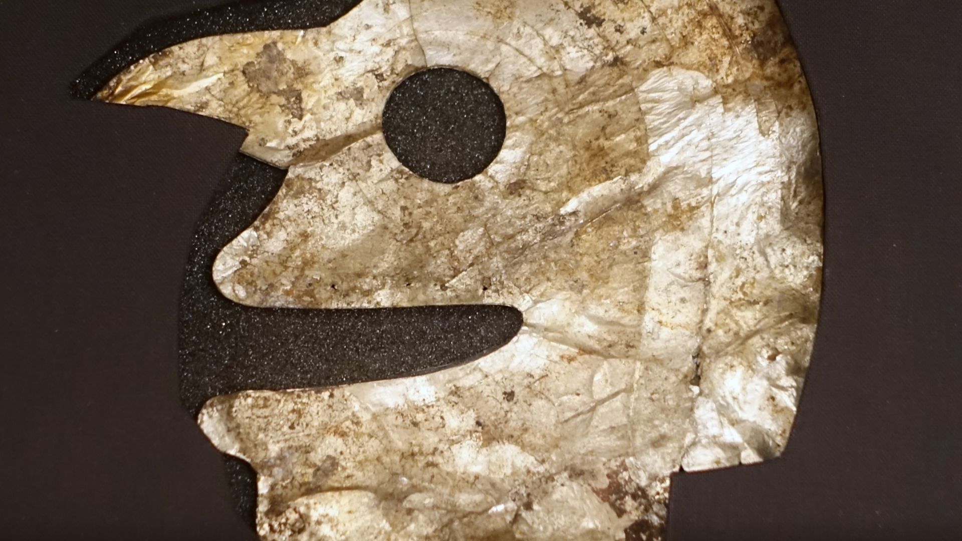 File:Human face effigy, Hopewell culture, Turner Group, Mound 3, altar, Little Miami Valley, Ohio, 200 BC to 500 AD, mica - Native American collection - Peabody Museum, Harvard University - DSC06093.jpg