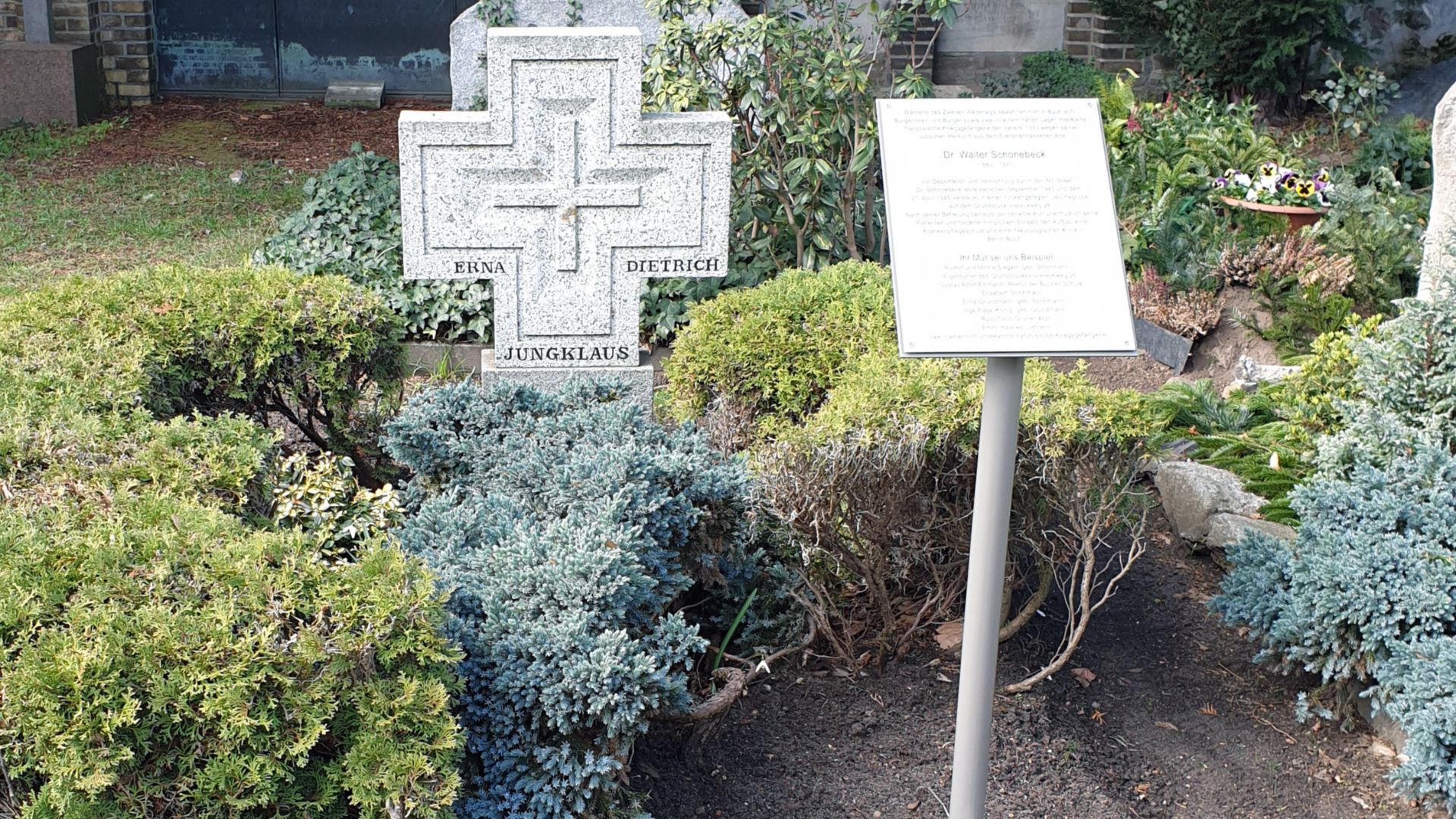 File:Gedenktafel Alt-Buch 37 (Buch) Walter Schönebeck2.jpg