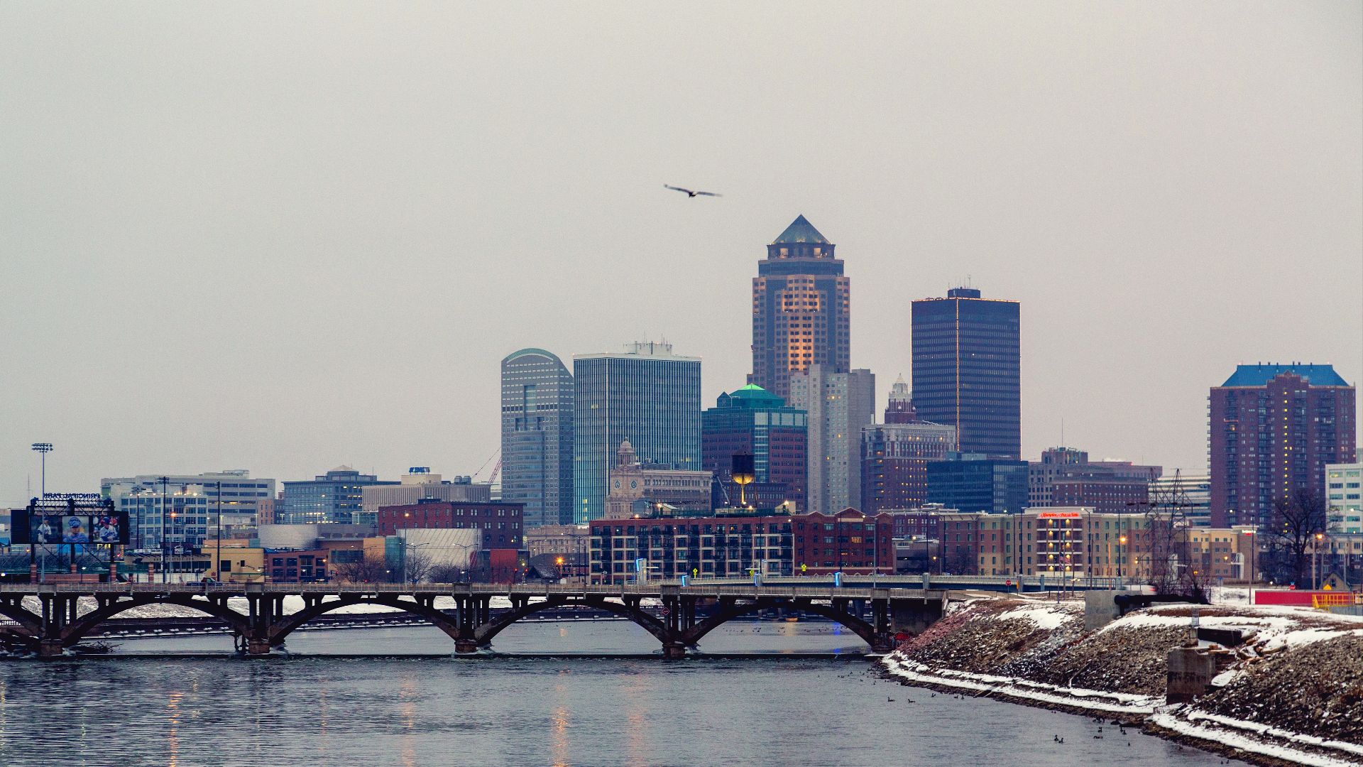 File:Morning Skyline - Des Moines, Iowa - Winter on the Des Moines River (24805016620).jpg