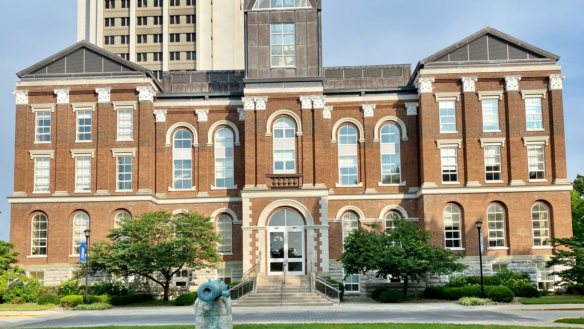 File:Old Main, University of Kentucky, Administration Drive, Lexington, KY - 53670403663.jpg