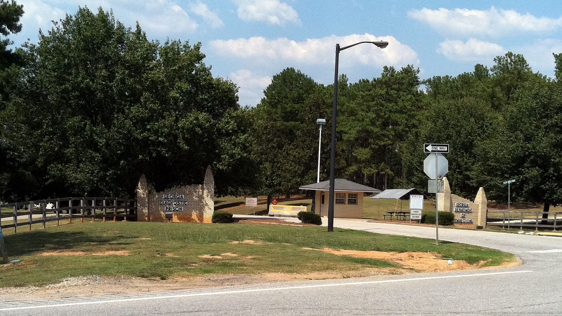 File:GA Diagnostic Prison - Road Sign Photo.jpg