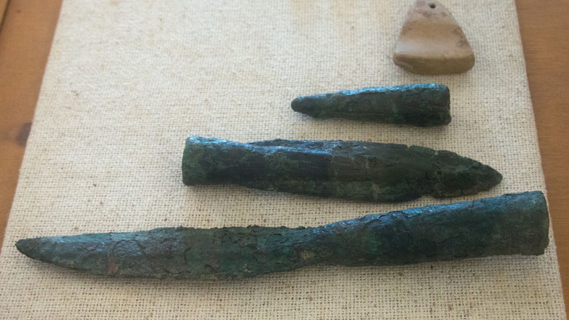 File:Mycenaean weapons, AM Naxos, 190493.jpg