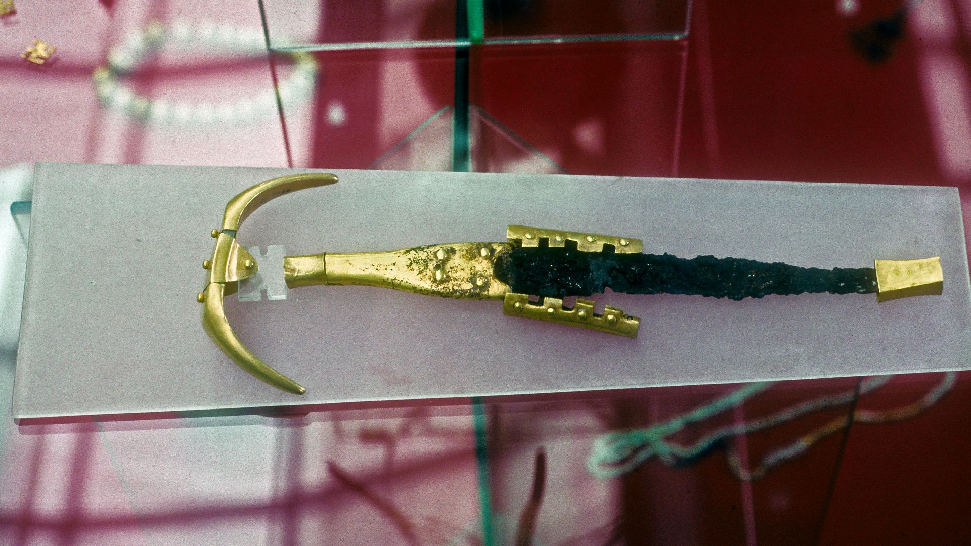 File:Museum of Anatolian Civilizations Early Bronze Age From Alacahöyük Dagger with handle in 2010 01.jpg