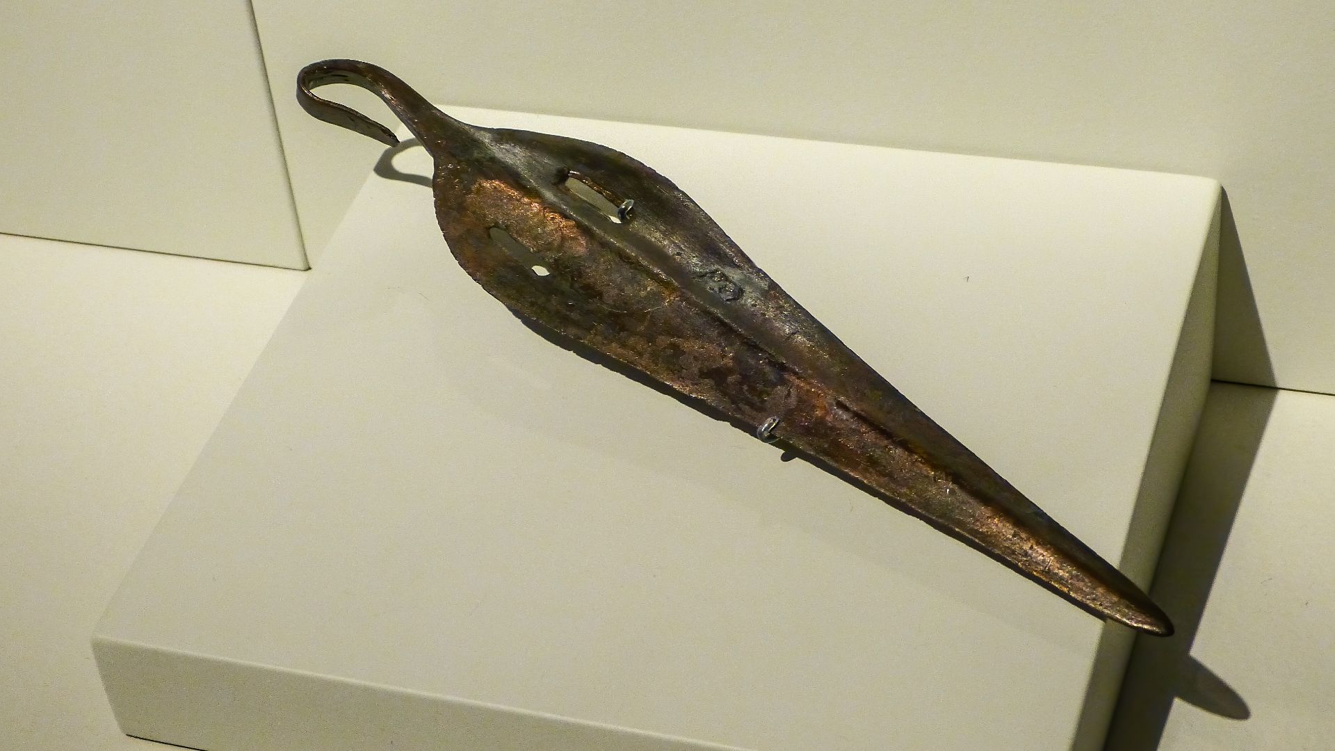 File:Bronze spear point Amorgos 2800-2300 BCE National Archaeological Museum Athens.jpg
