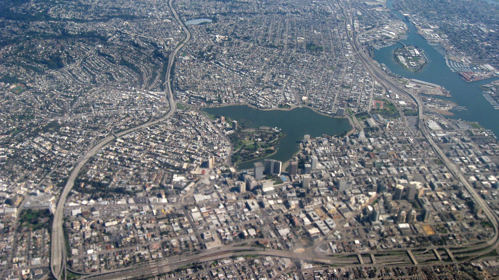 File:Aerial view of city of Oakland 1.jpg