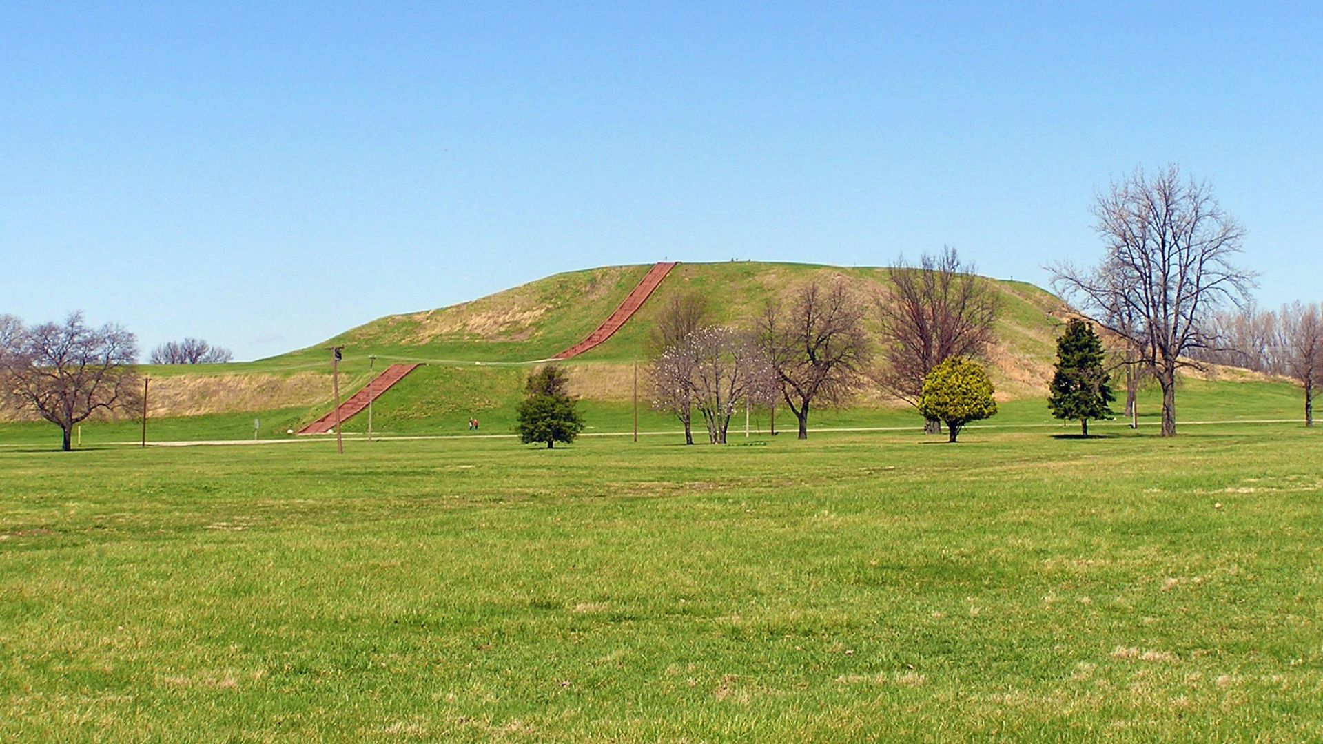 File:Cahokia Mounds (3391748349).jpg