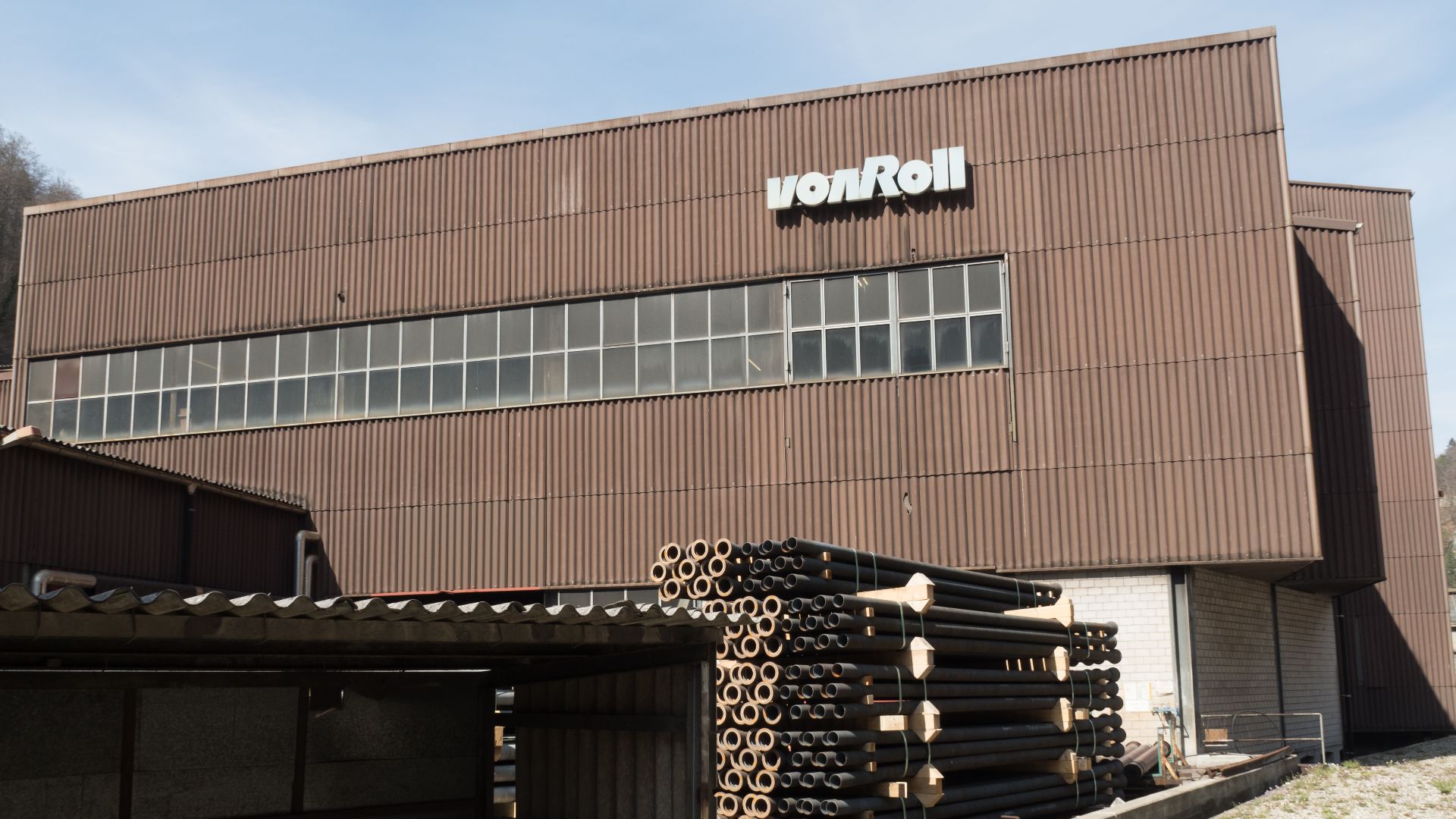 File:Von Roll-Fabrikgebäude (Bachdurchlass) über die Birs, Choindez JU 20190402-jag9889.jpg