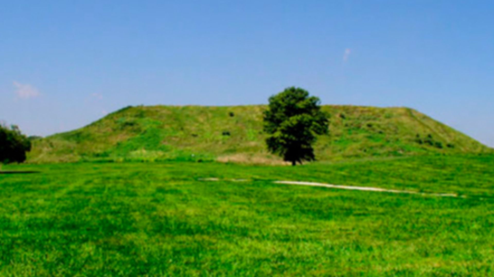 File:Cahokia monks mound HRoe 2008.jpg