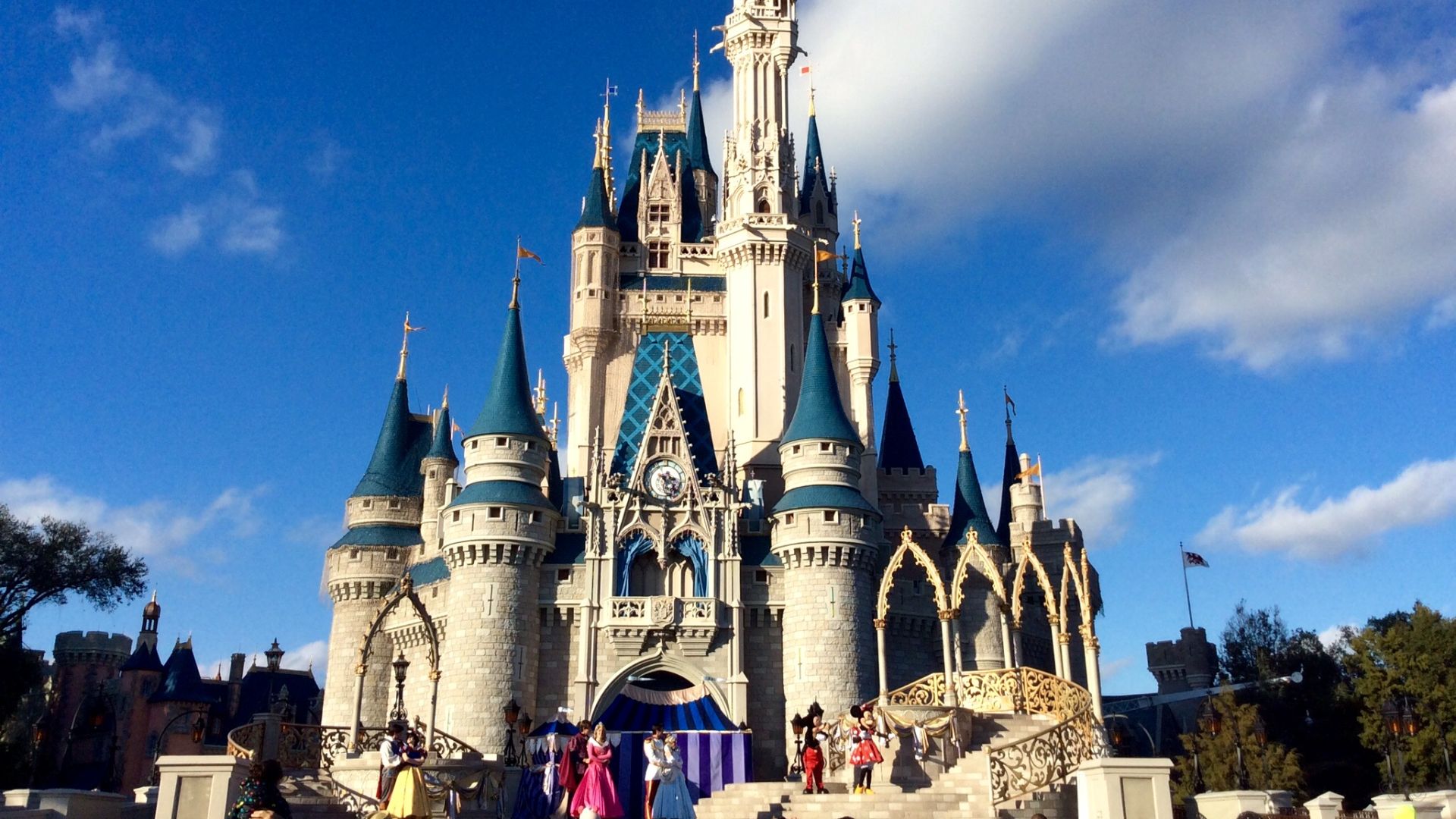 File:Cinderella Castle at Magic Kingdom.jpg