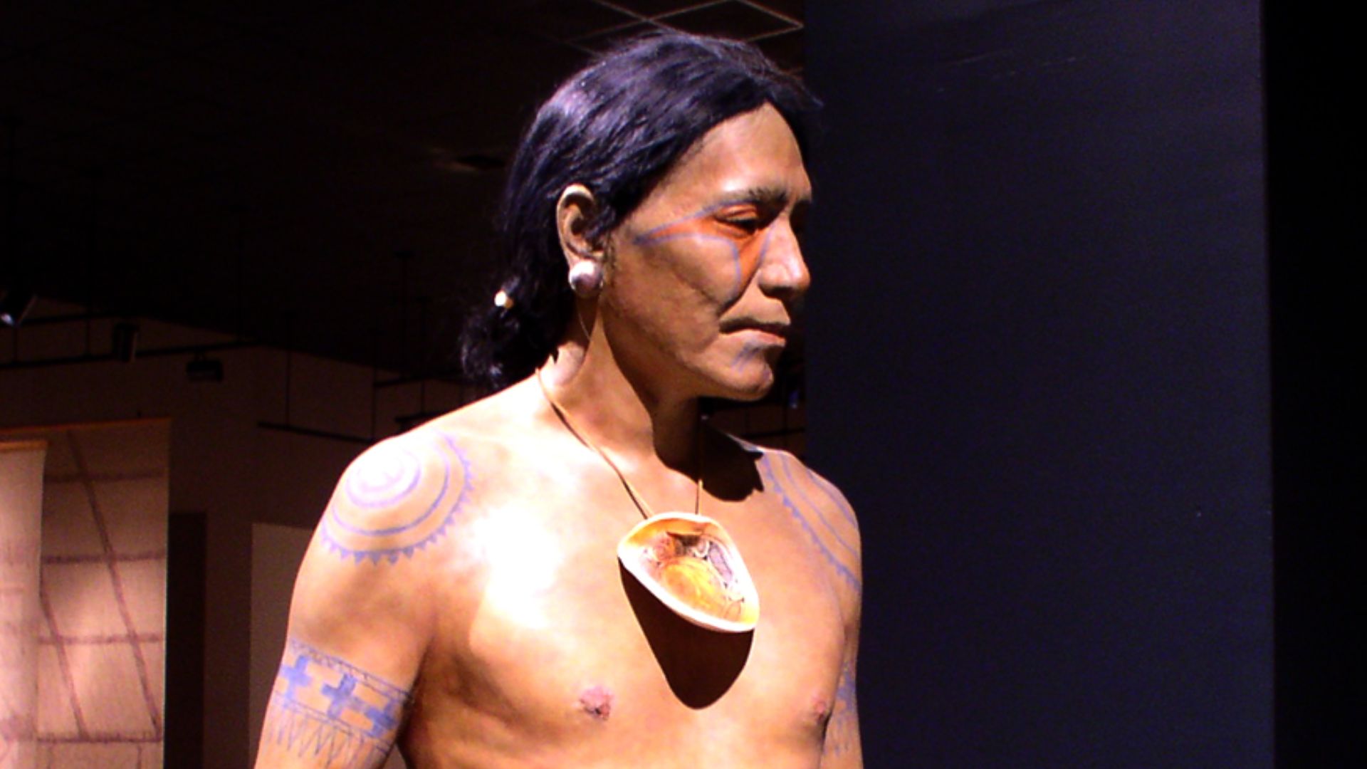 File:Cahokia diorama figure of elite personage HRoe 2010.jpg