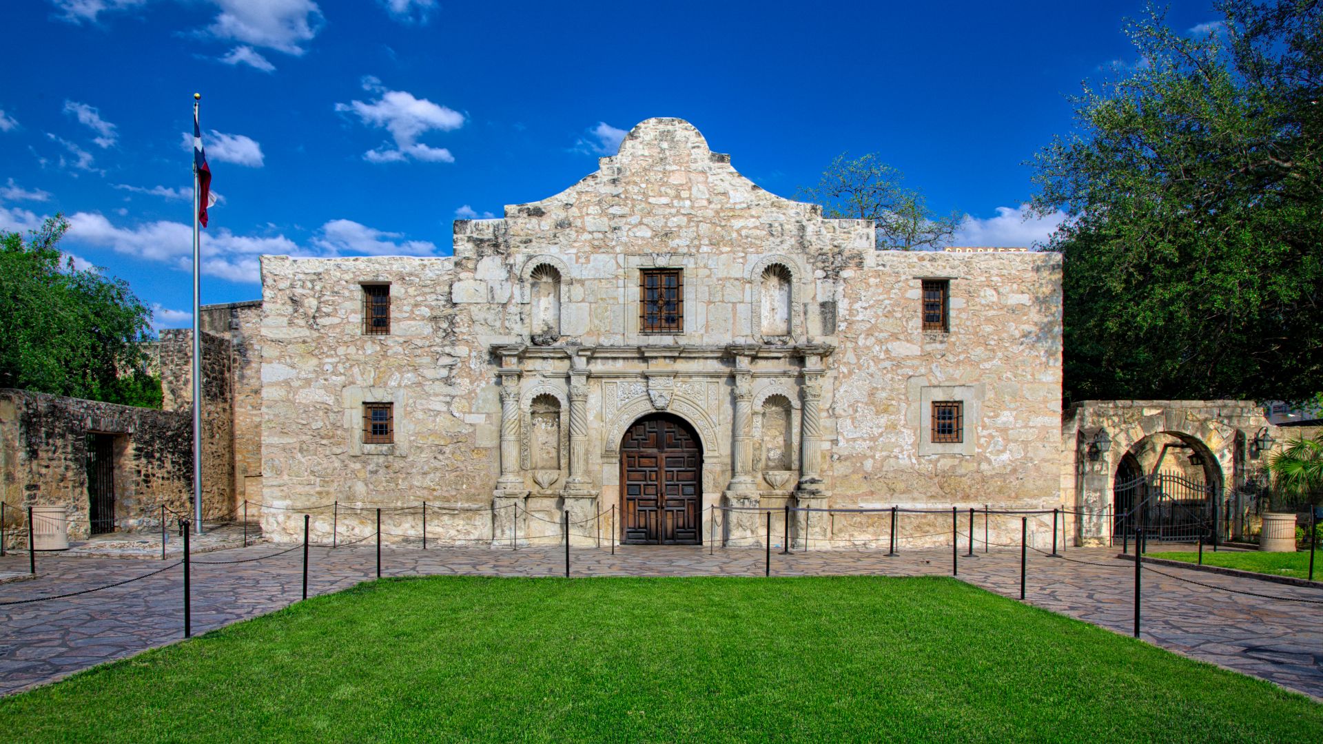 File:The Alamo 2016.jpg