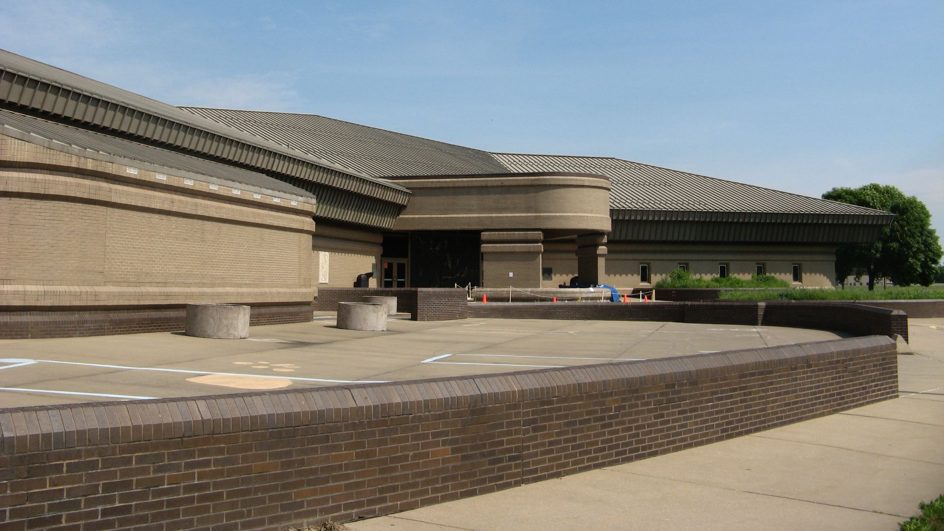 File:Cahokia Mounds Interpretive Center - panoramio.jpg