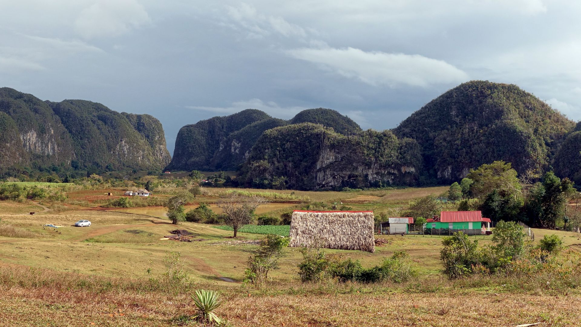 File:Vinales vue mogotes.jpg