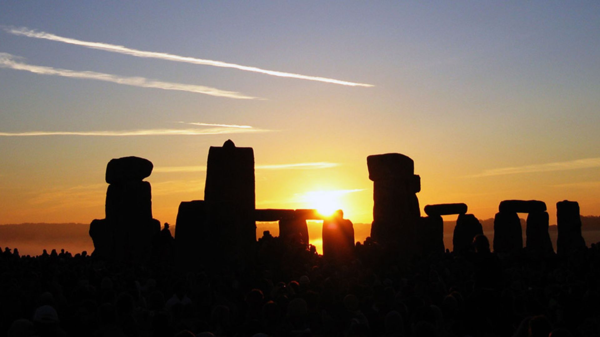 File:Summer Solstice Sunrise over Stonehenge 2005.jpg