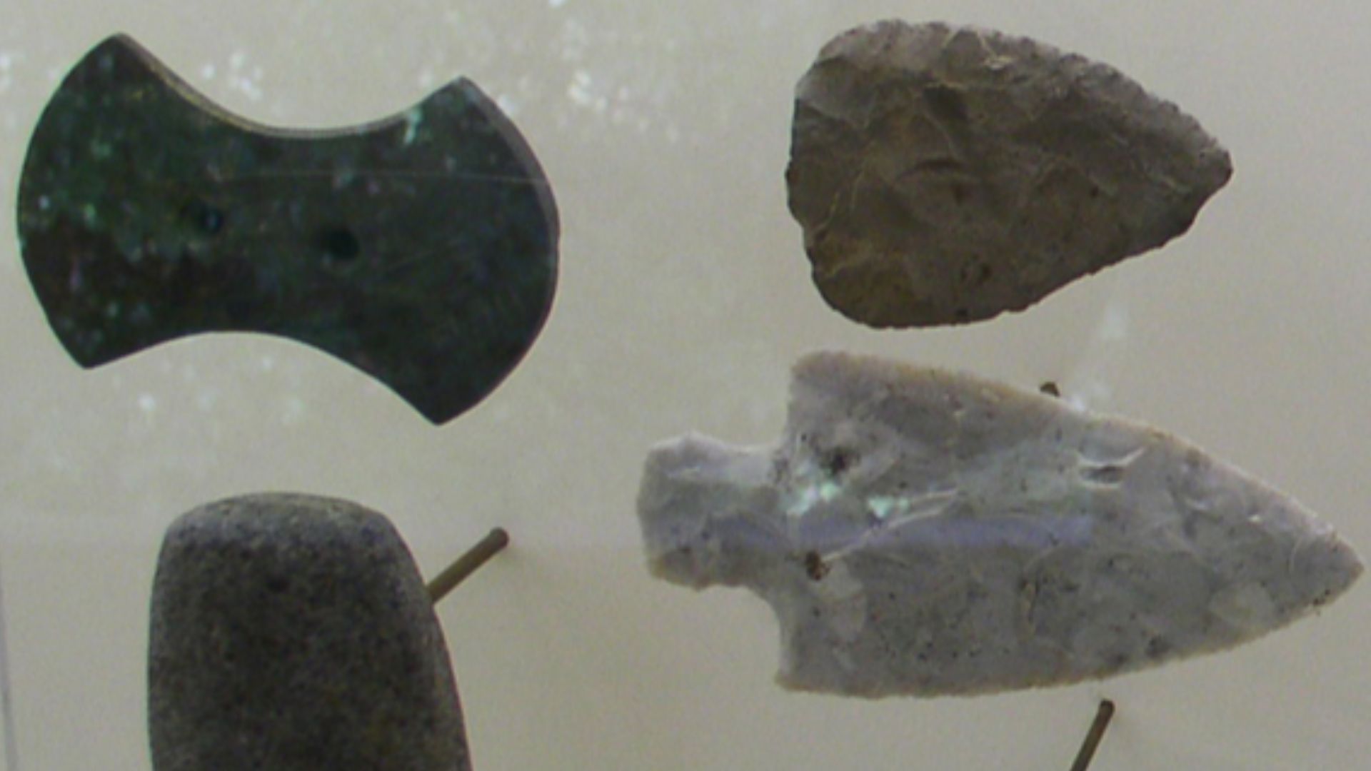 File:Adena SerpMd gorget points HRoe 2009.jpg