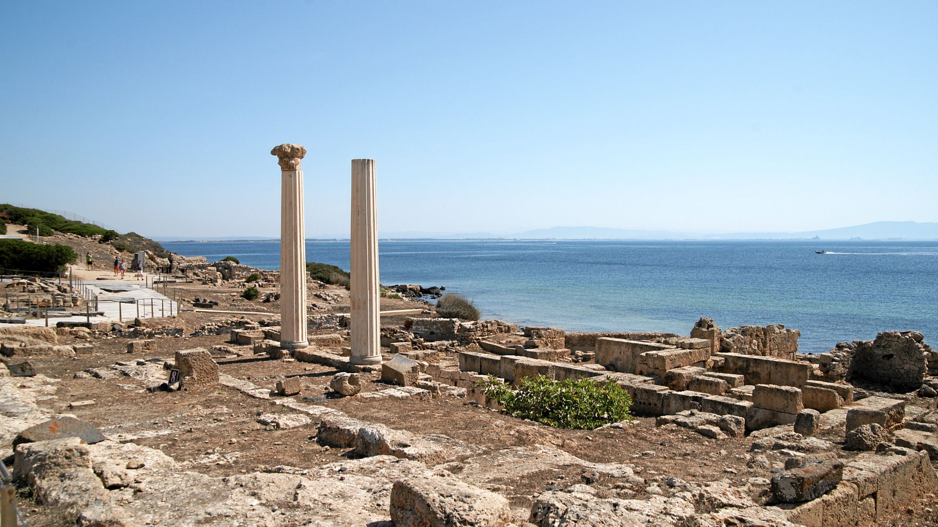 File:Tharros-e-due-colonne.jpg