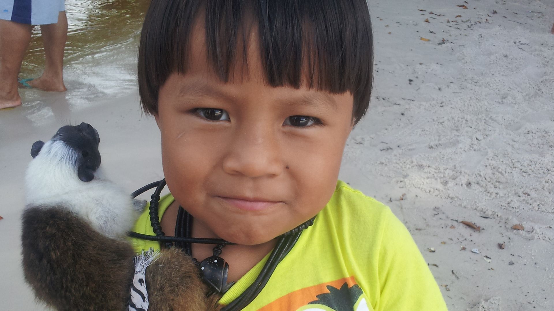 File:Criança indígena com seu animal de estimação - povo Sateré-Mawé.jpg