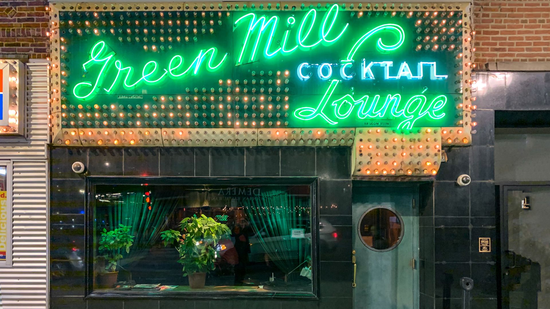 File:Green Mill Cocktail Lounge exterior.jpg