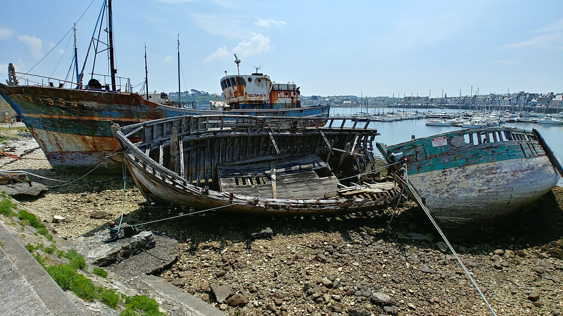 File:Shipwrecks in Camaret-sur-Mer.jpg
