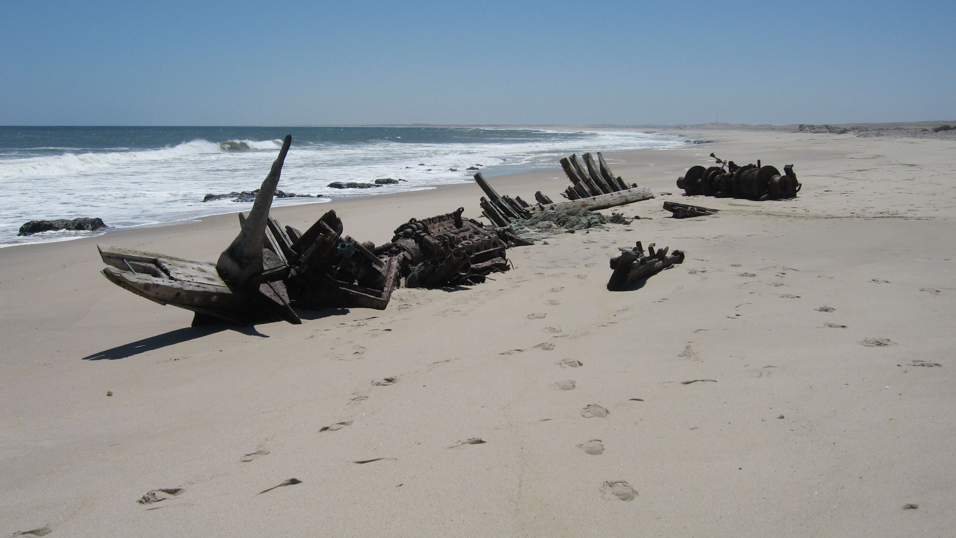 File:Shipwreck-skeleton-coast.jpg