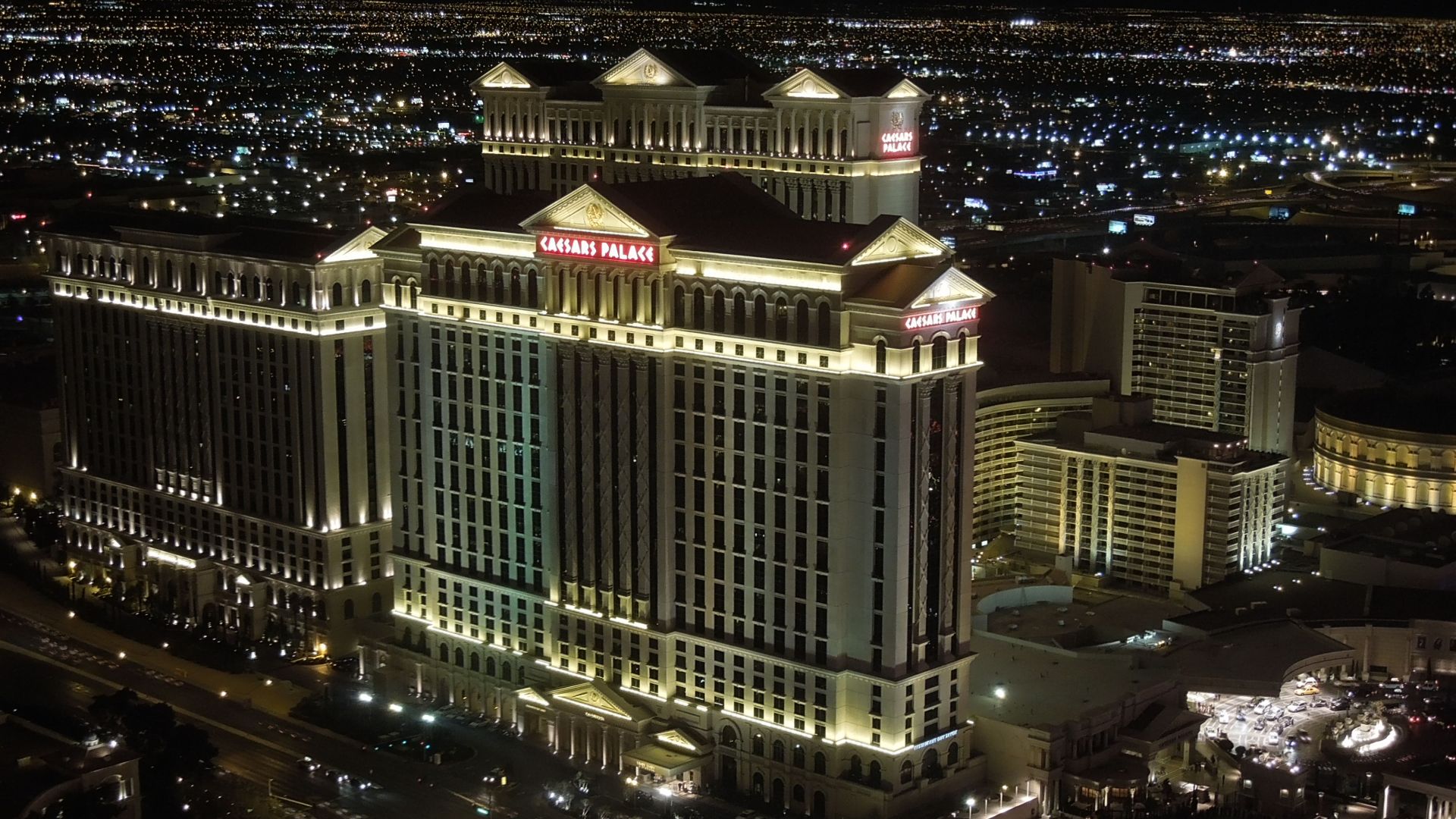File:Caesars Palace at Night in Las Vegas Nevada.JPG