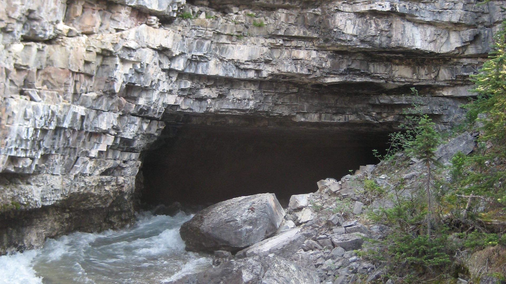 File:Enterance to Castleguard.JPG