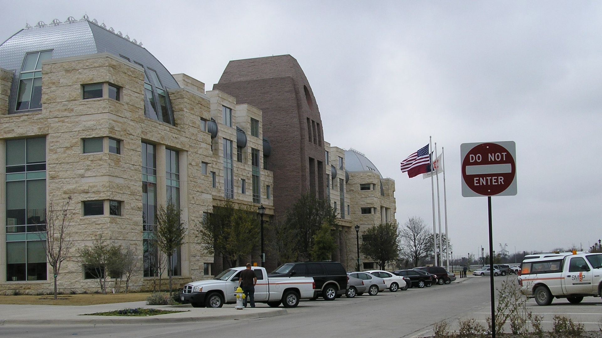File:Frisco, Texas - City Hall.jpg