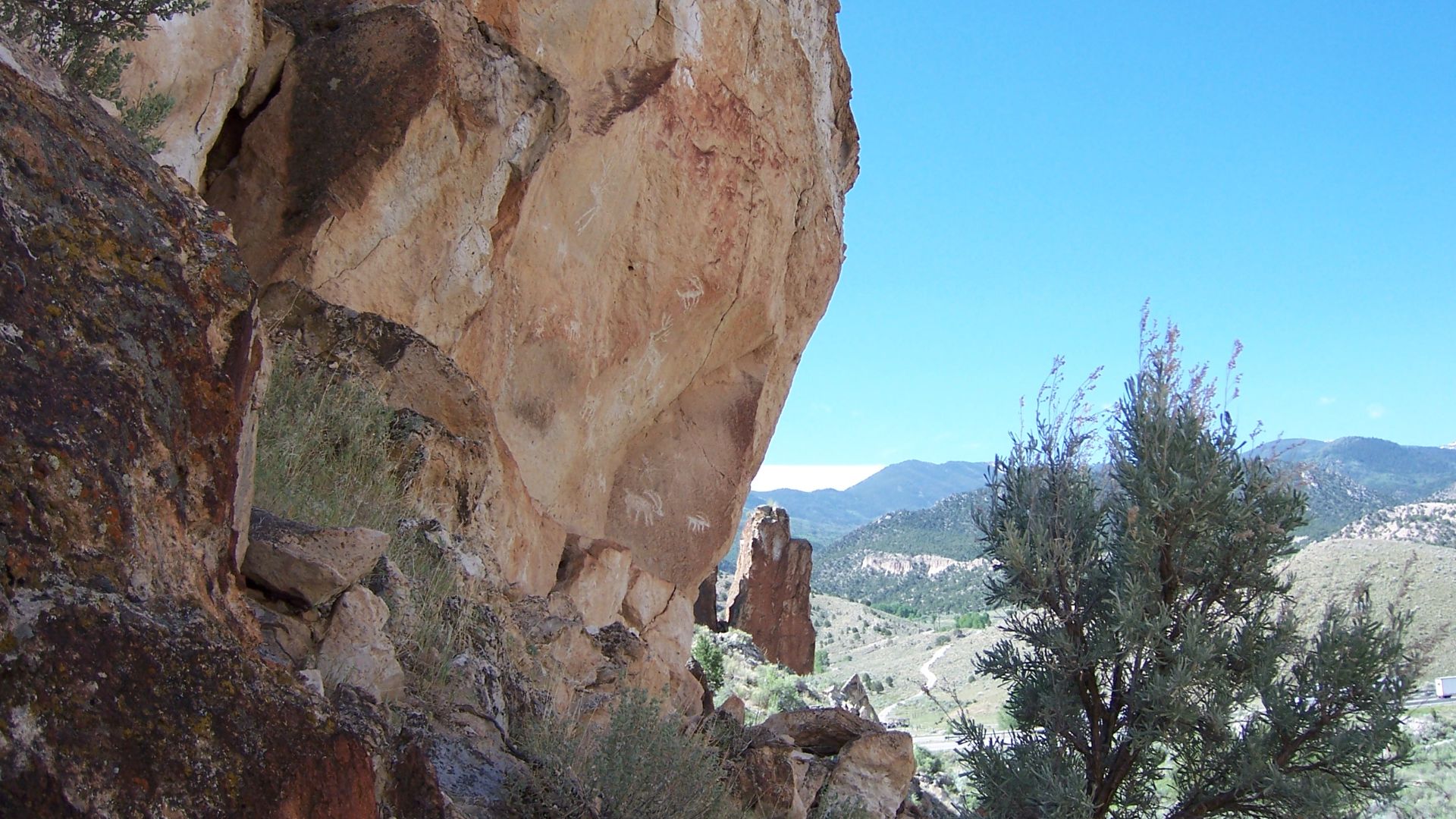 File:Fremont Indian State Park behind the Visitors' Center.jpg