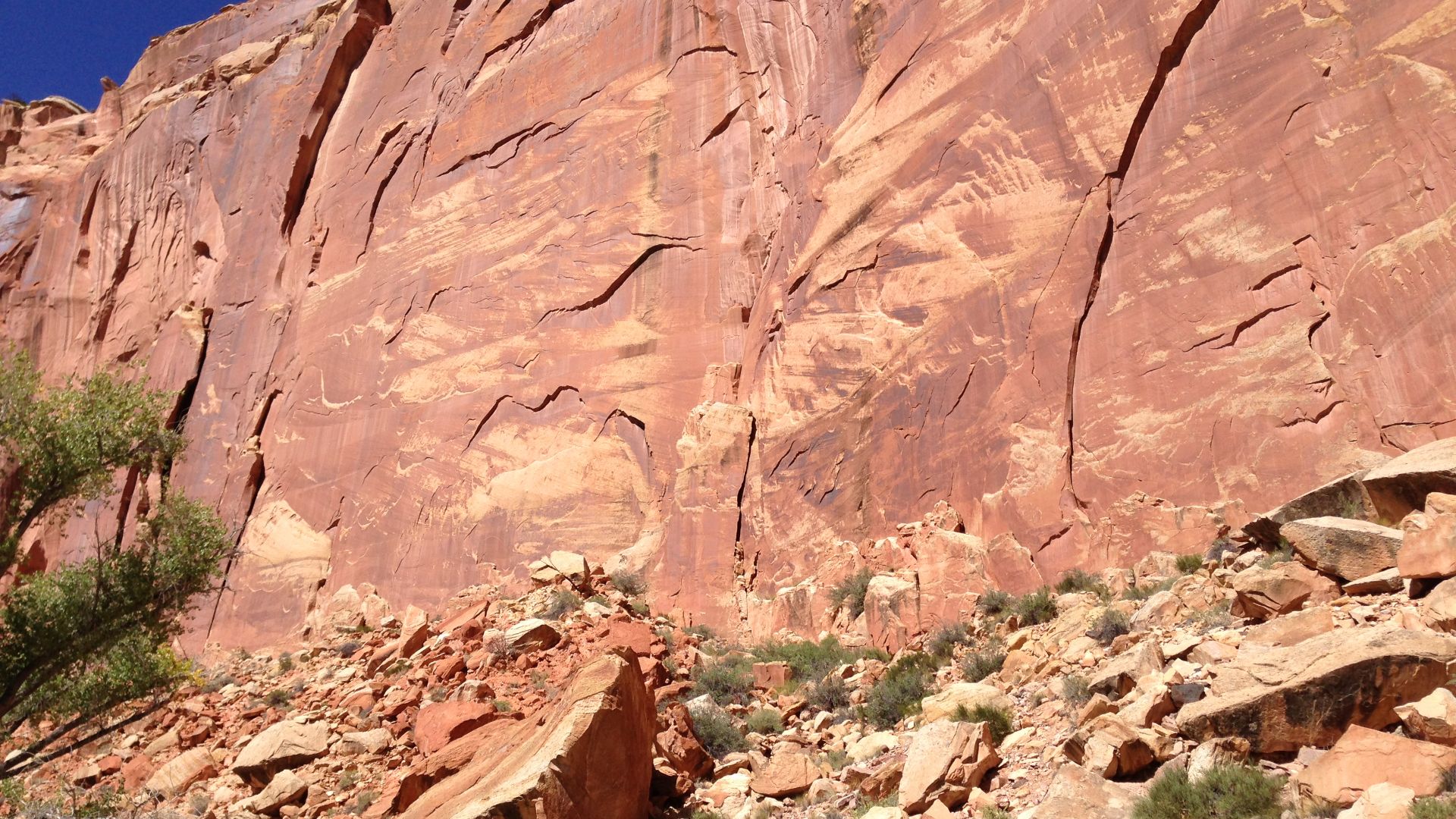 File:2013-09-23 13 32 16 Walls of the Fremont River Gorge with petroglyphs in Capitol Reef National Park.JPG