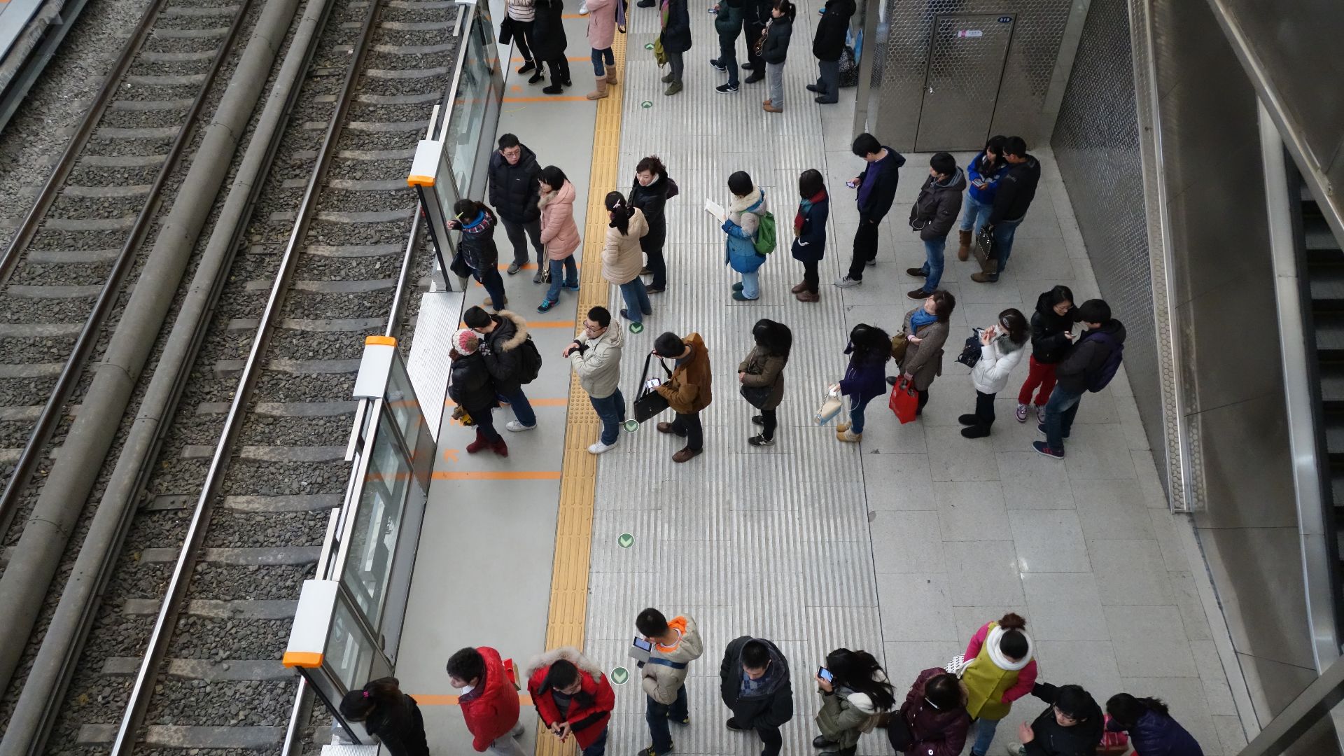 File:People waiting a train of Line 13 to come 02.JPG