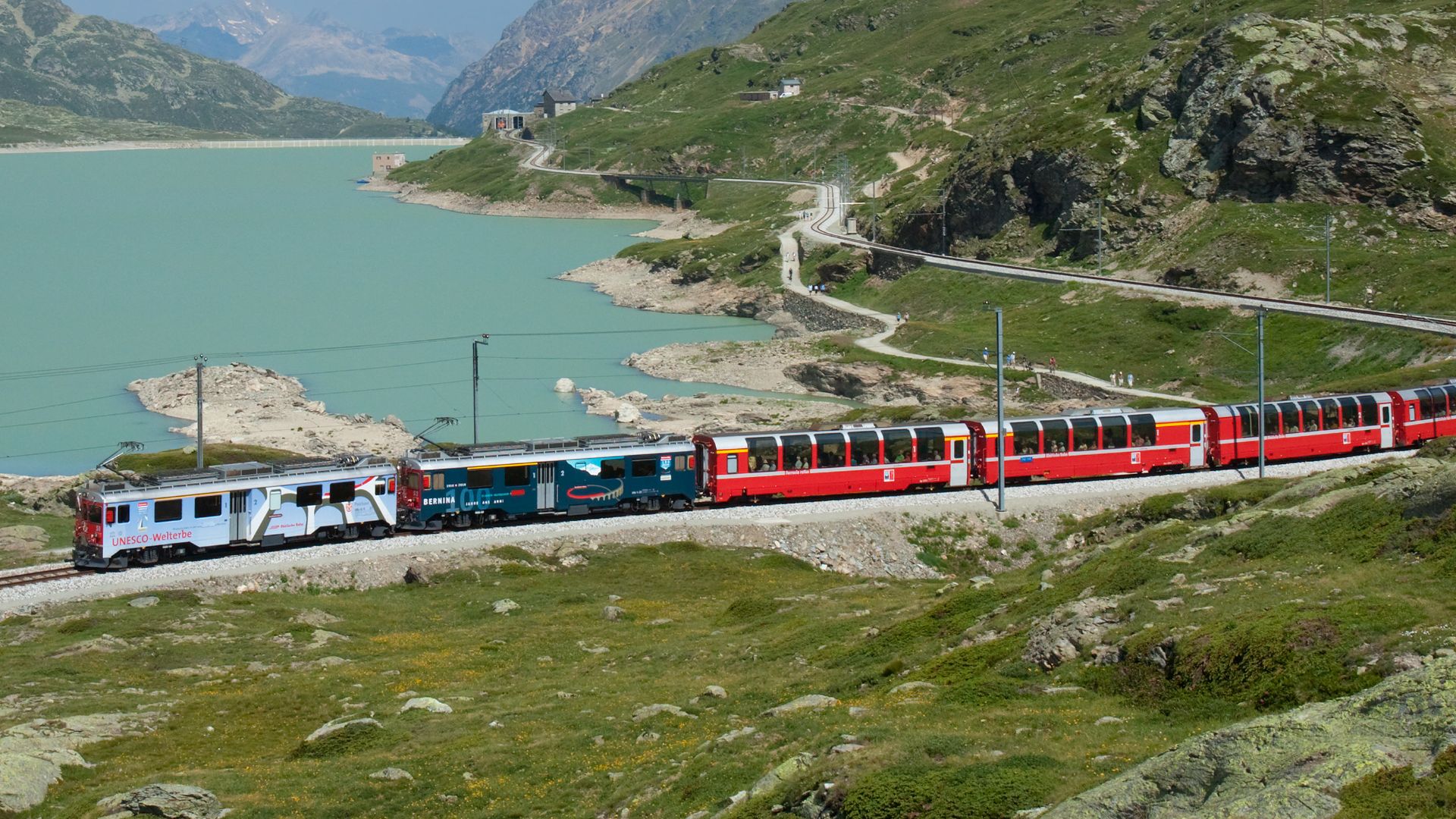 File:RhB ABe 4-4 III mit Bernina-Express am Lago Bianco.jpg