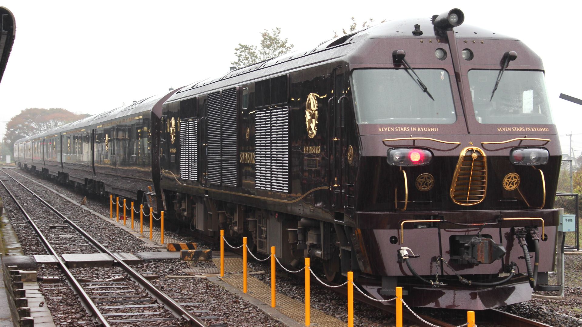 File:Seven Stars in Kyushu at Aso Station 20131103.jpg