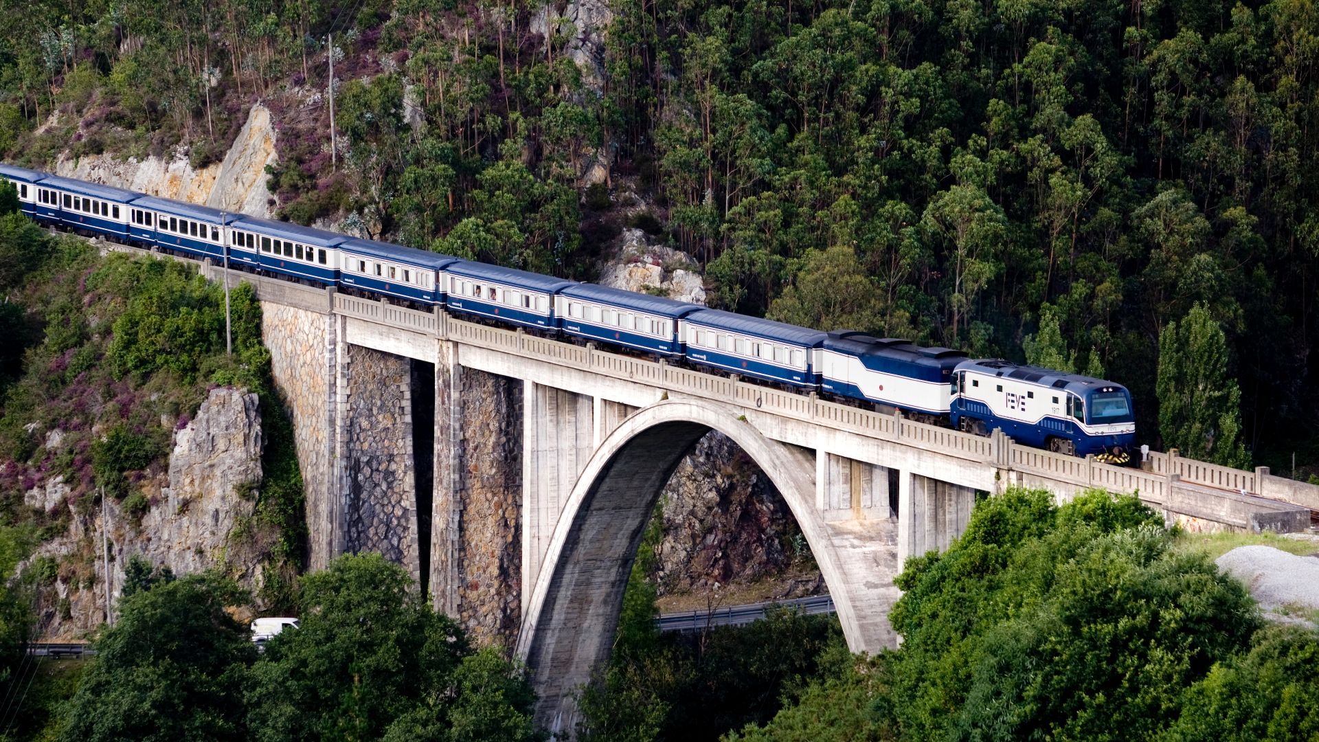 File:El Transcantábrico - Viaducto de Luarca.jpg
