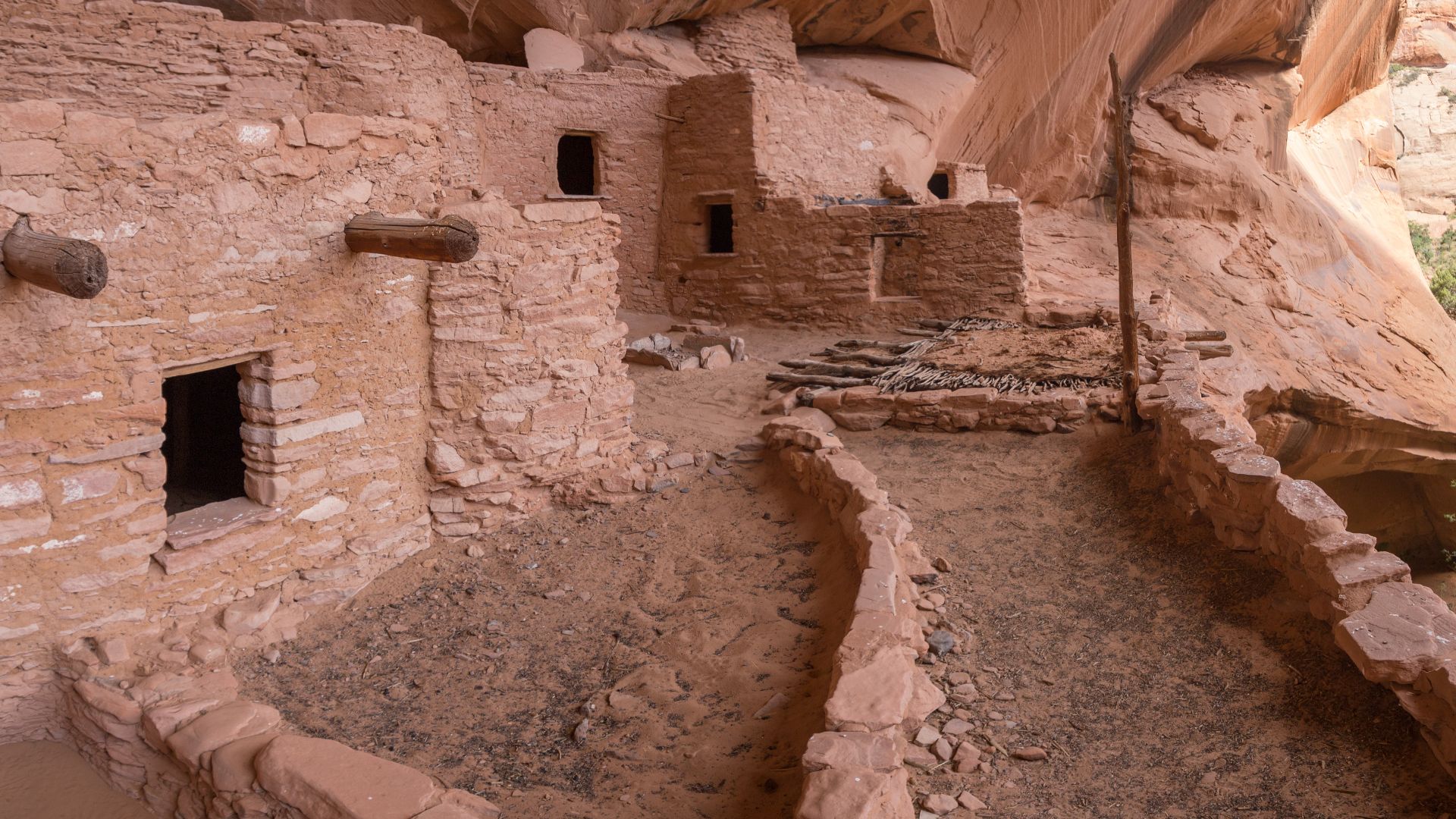 File:Interior of Keet Seel ruin,.jpg