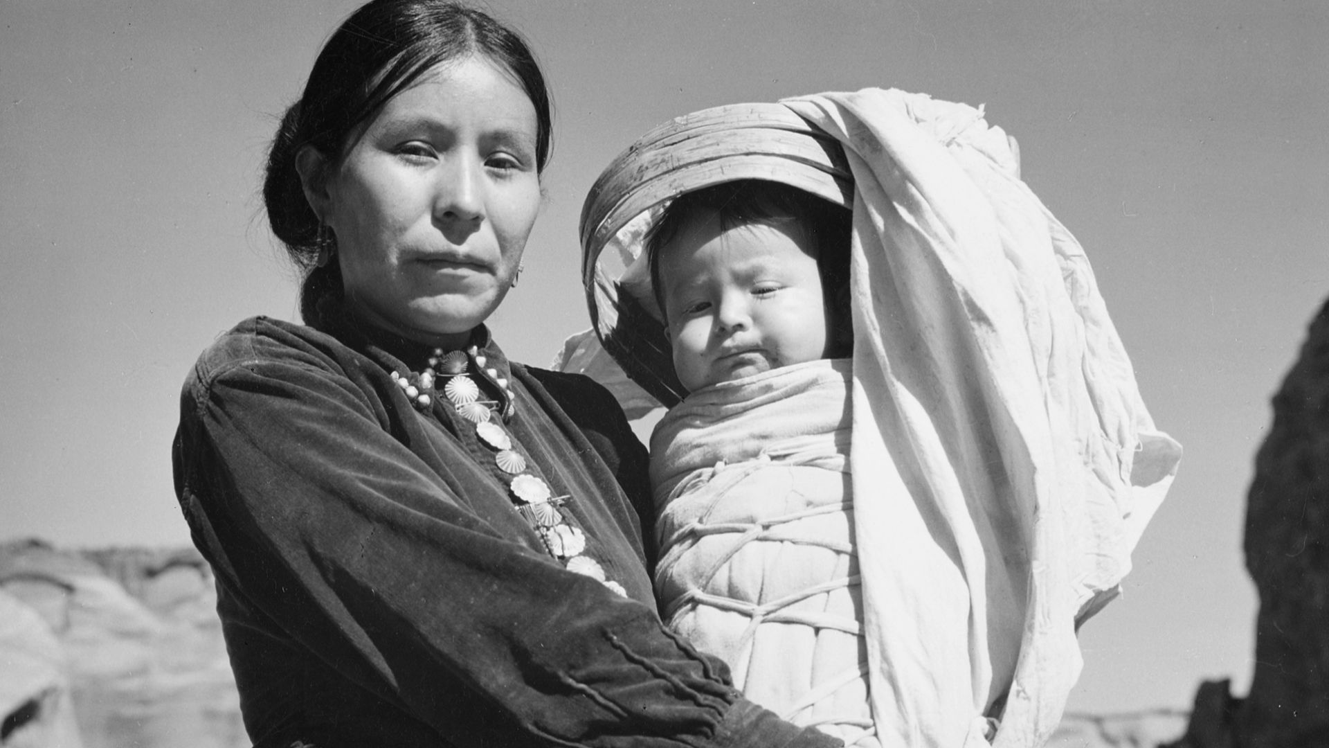 File:Navajo Woman and Infant, Canyon de Chelle, Arizona (Canyon de Chelly National Monument), 1933 - 1942 - NARA - 519947.jpg