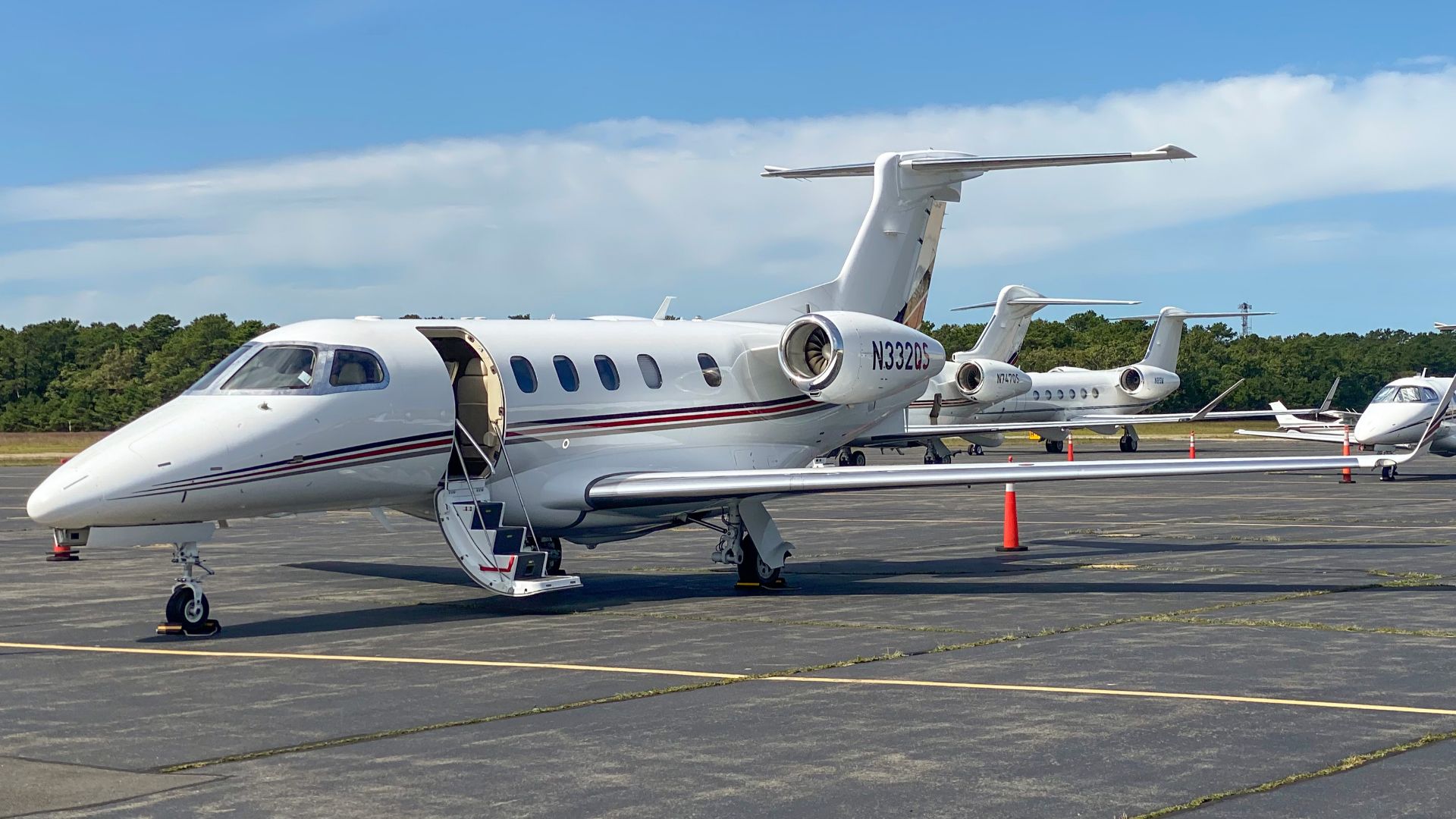 File:Town of East Hampton Airport ramp full of private jets.jpg