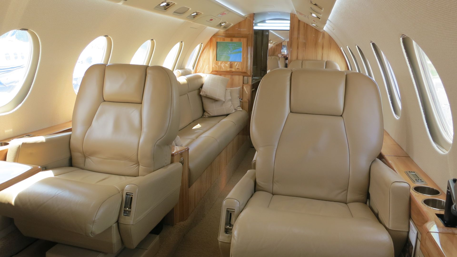 File:Interior of Dassault Falcon 50 cabin.JPG