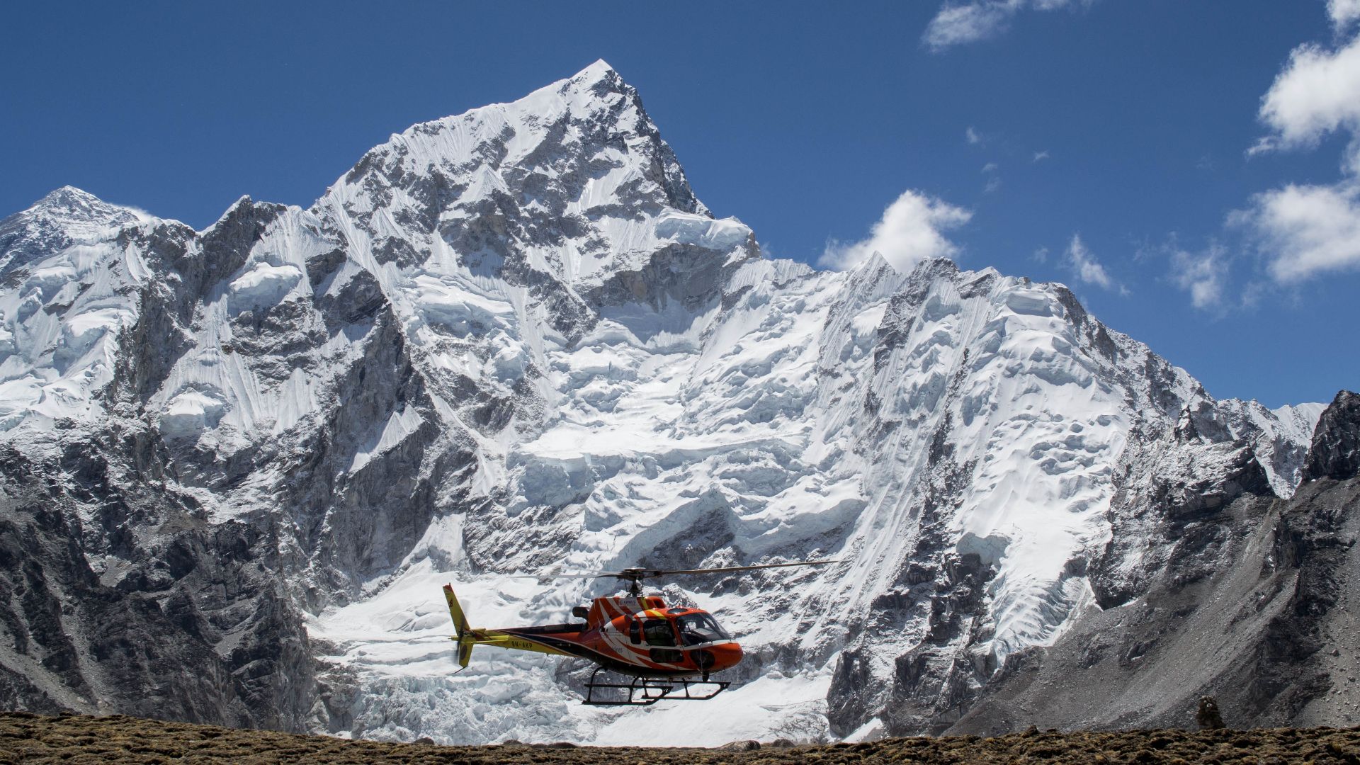 File:A Helicopter Leaves Everest Base Camp.jpg