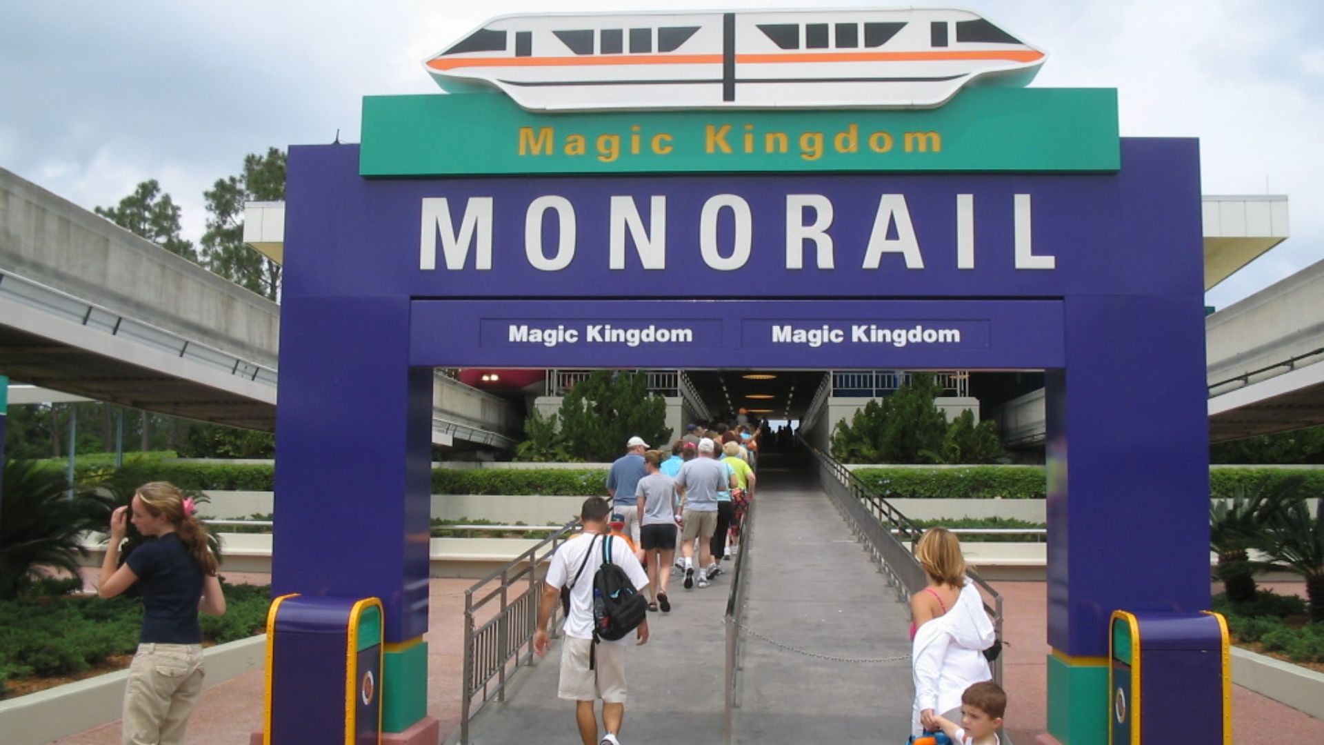 File:Monorail disney3.jpg