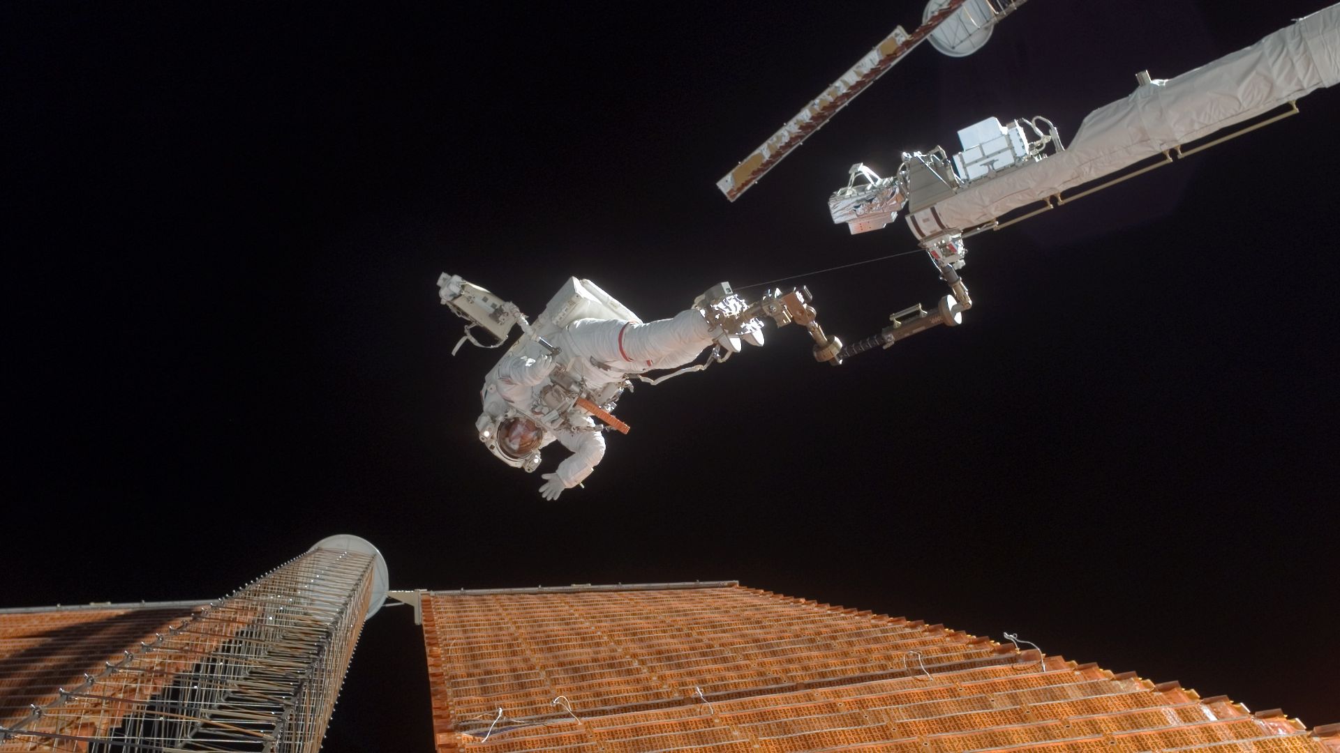 File:Astronaut Scott Parazynski repairs a damaged ISS solar panel.jpg