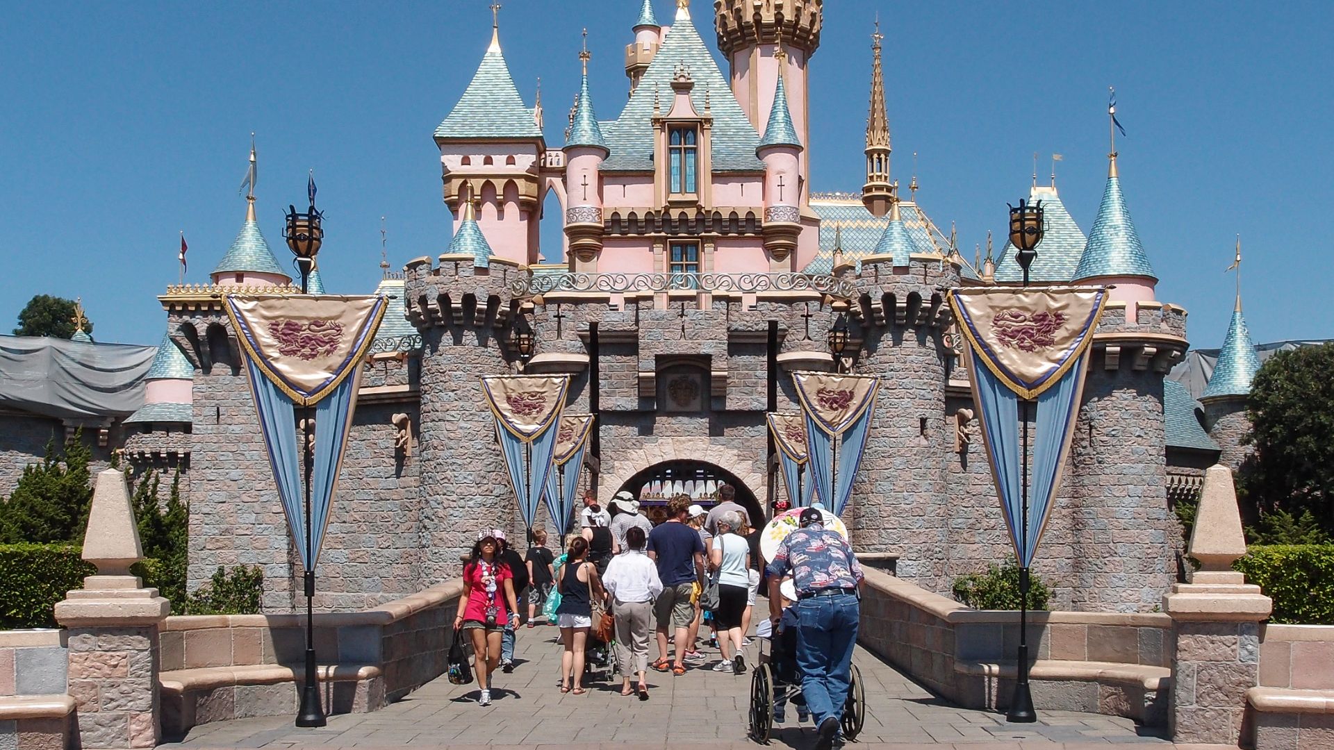 File:Sleeping Beauty Castle Disneyland Anaheim 2013.jpg